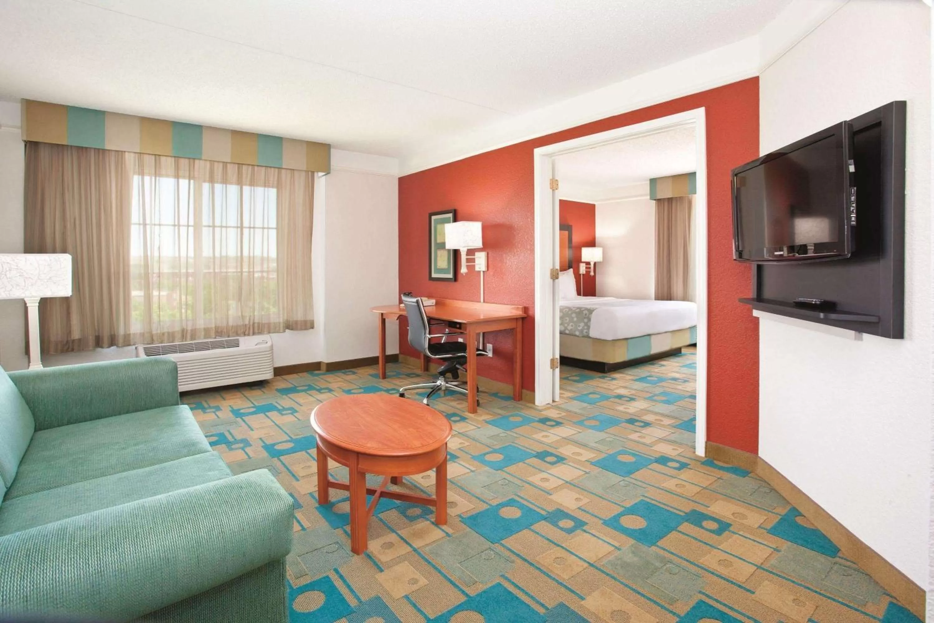 King Suite with Pool View - Non-Smoking in La Quinta by Wyndham Colorado Springs South Airport