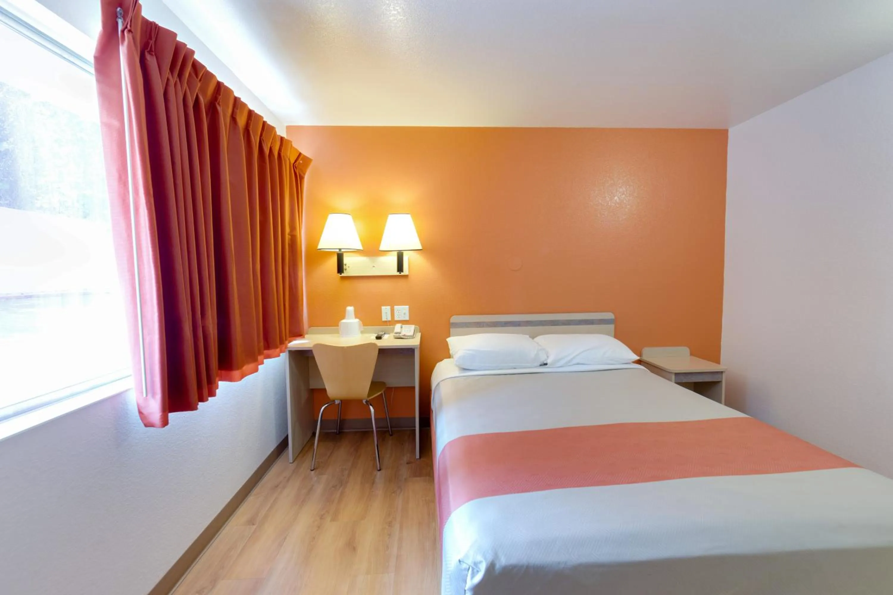 Queen Room - single occupancy - Non-Smoking in Motel 6 Weed - Mount Shasta