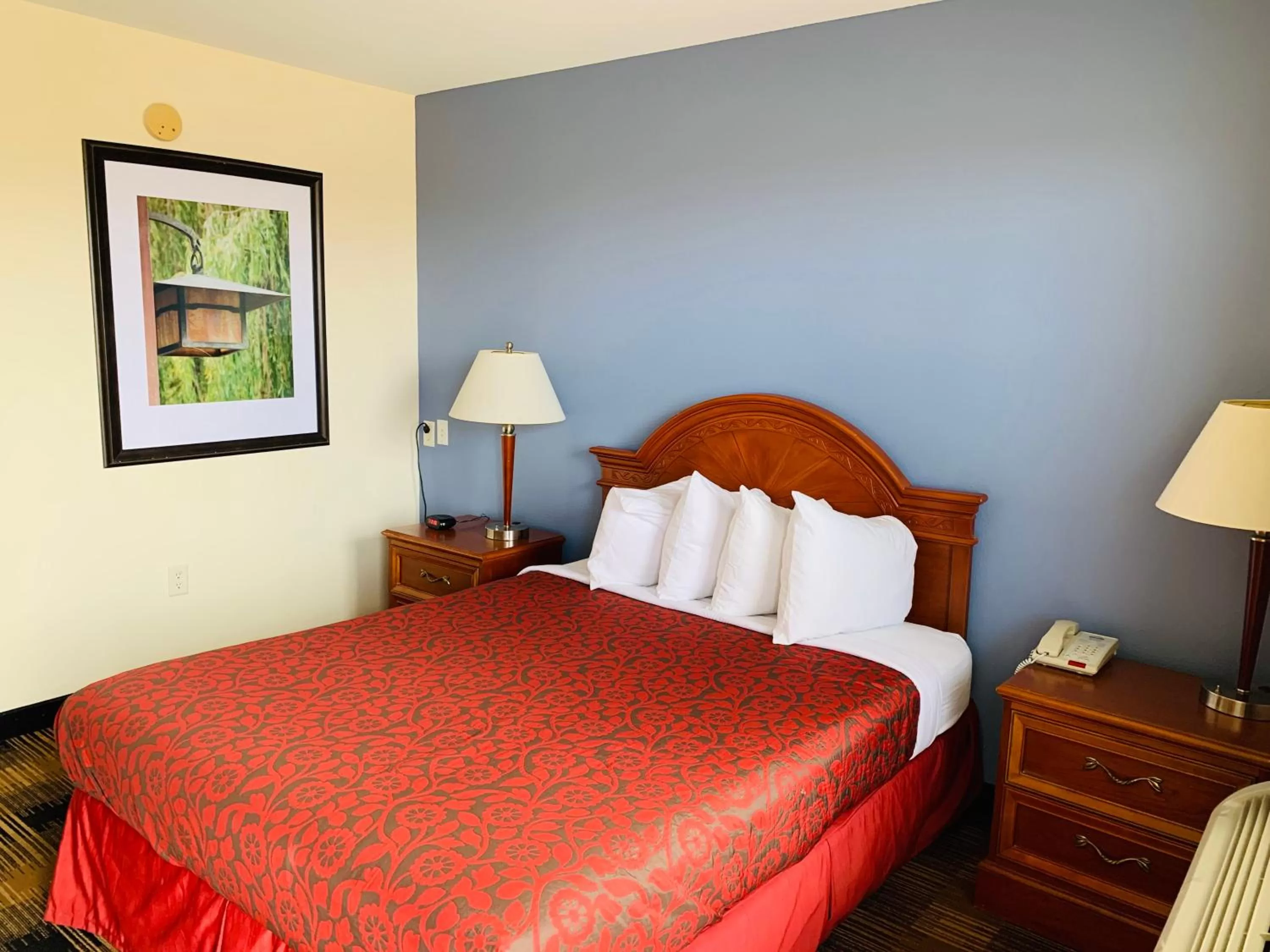 Queen Room with Bath Tub - Mobility Accessible/Non-Smoking in Days Inn by Wyndham Trumann AR