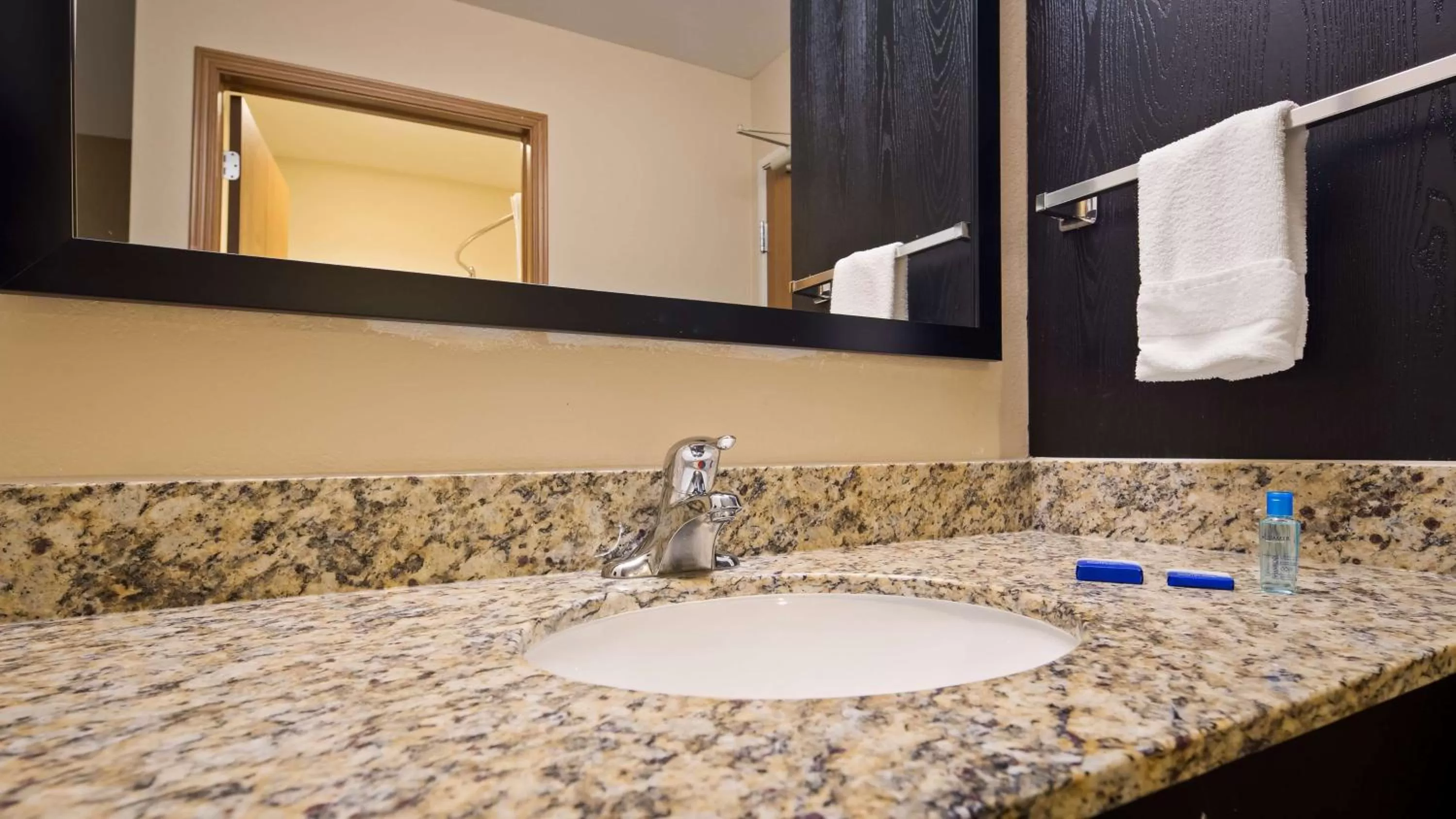 King Suite with Sofa Bed and Balcony in Best Western Lakewinds