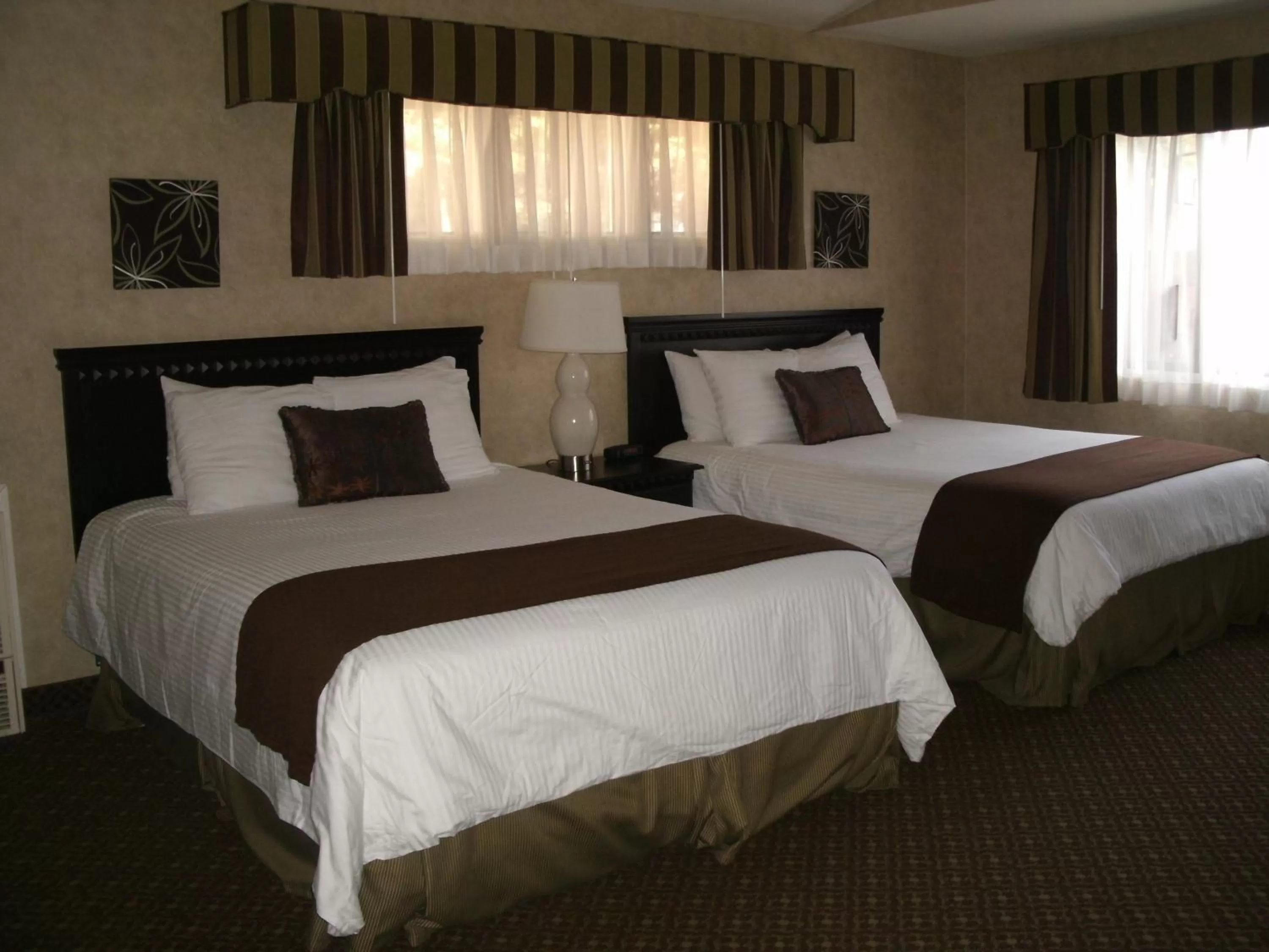Deluxe Queen Room with Two Queen Beds in Rosedale Inn