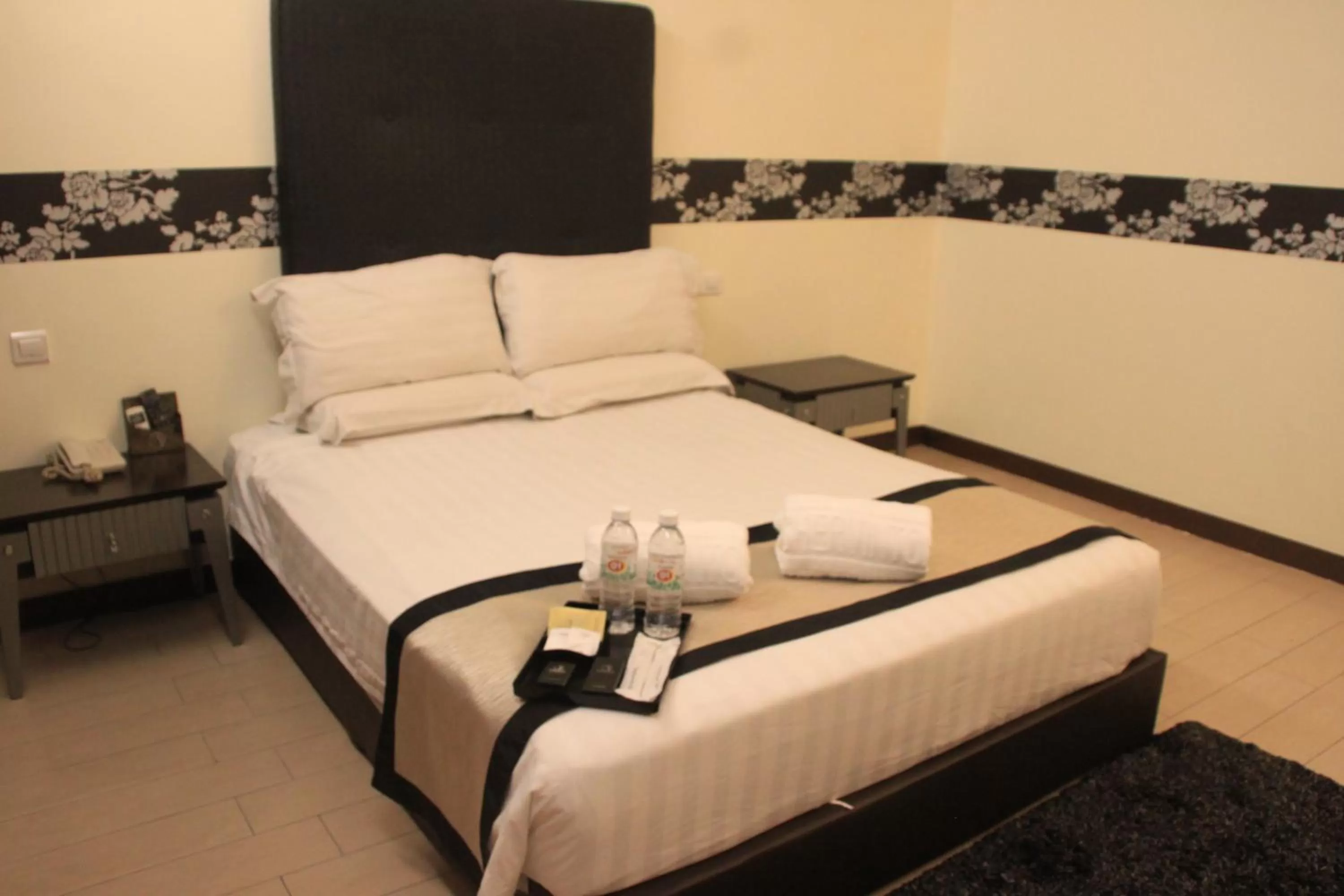 Superior Queen Room (No Window) in Shervinton Executive Boutique Hotel