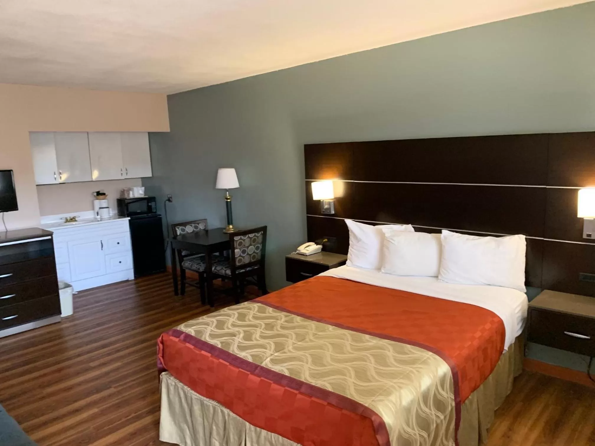 One-Bedroom Suite - single occupancy in Olive Tree Inn & Suites