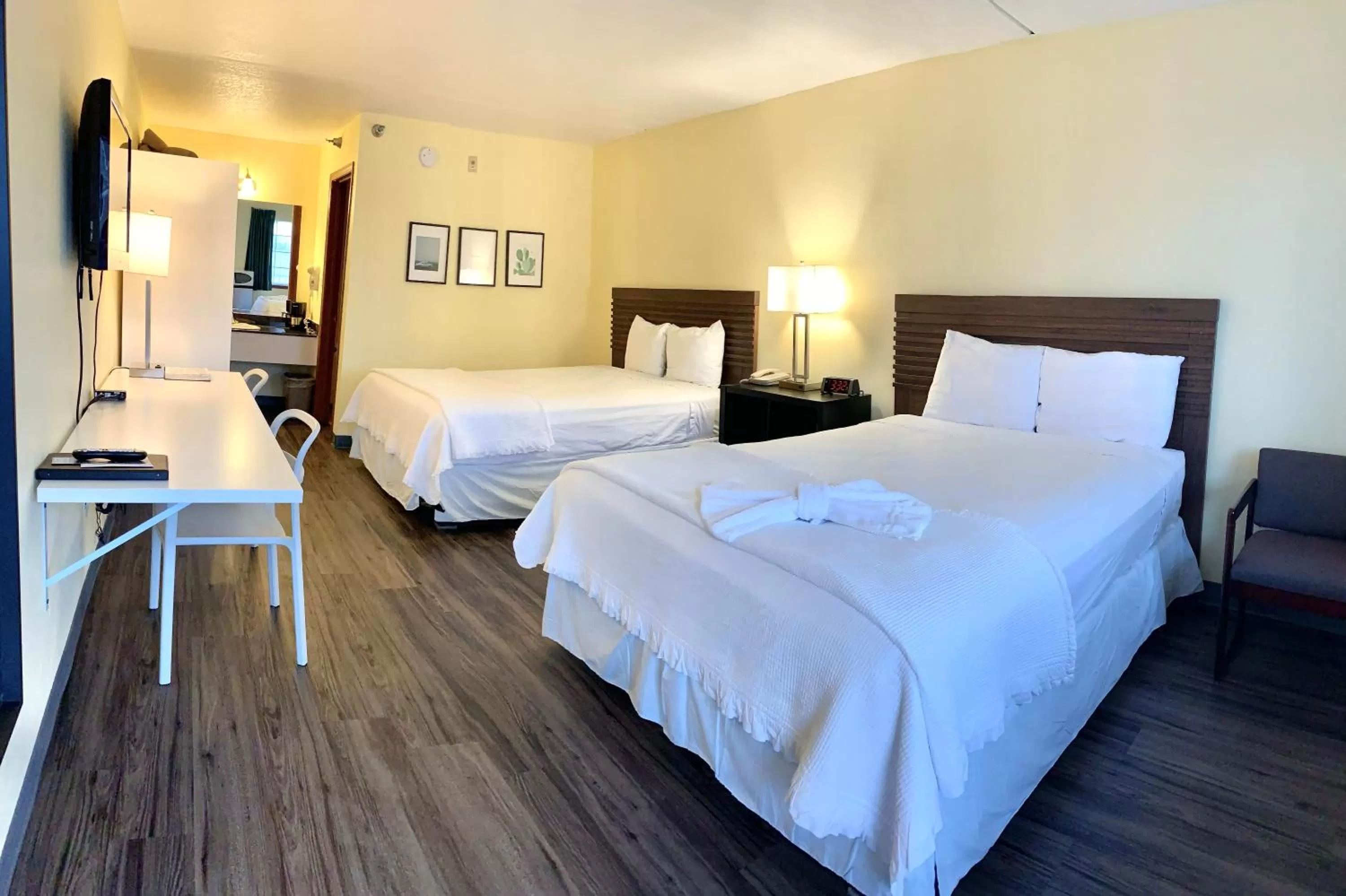 Deluxe Queen Room with Two Queen Beds in Seven Gables Inn