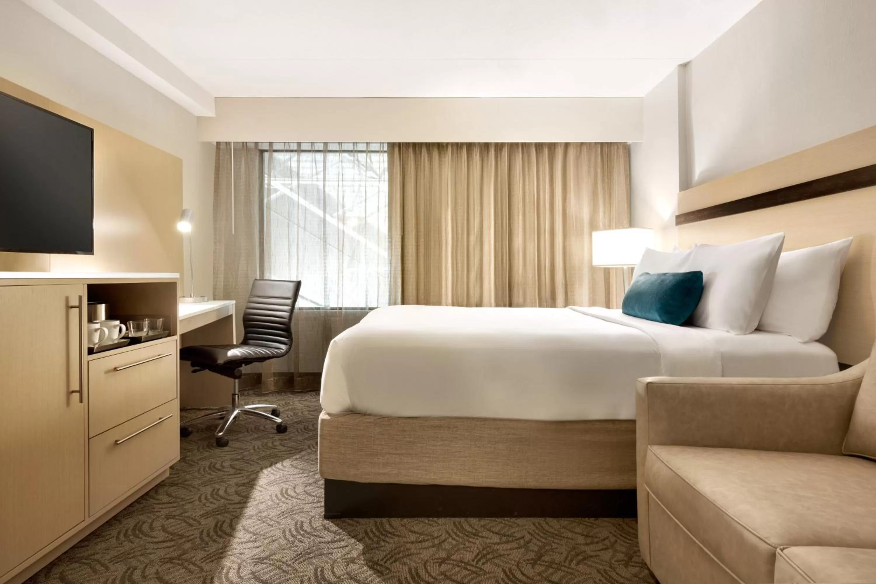 Queen Room with Sofa Bed and Mobility Accessible Tub- Non-Smoking in Holiday Inn - Bloomington - Normal by IHG