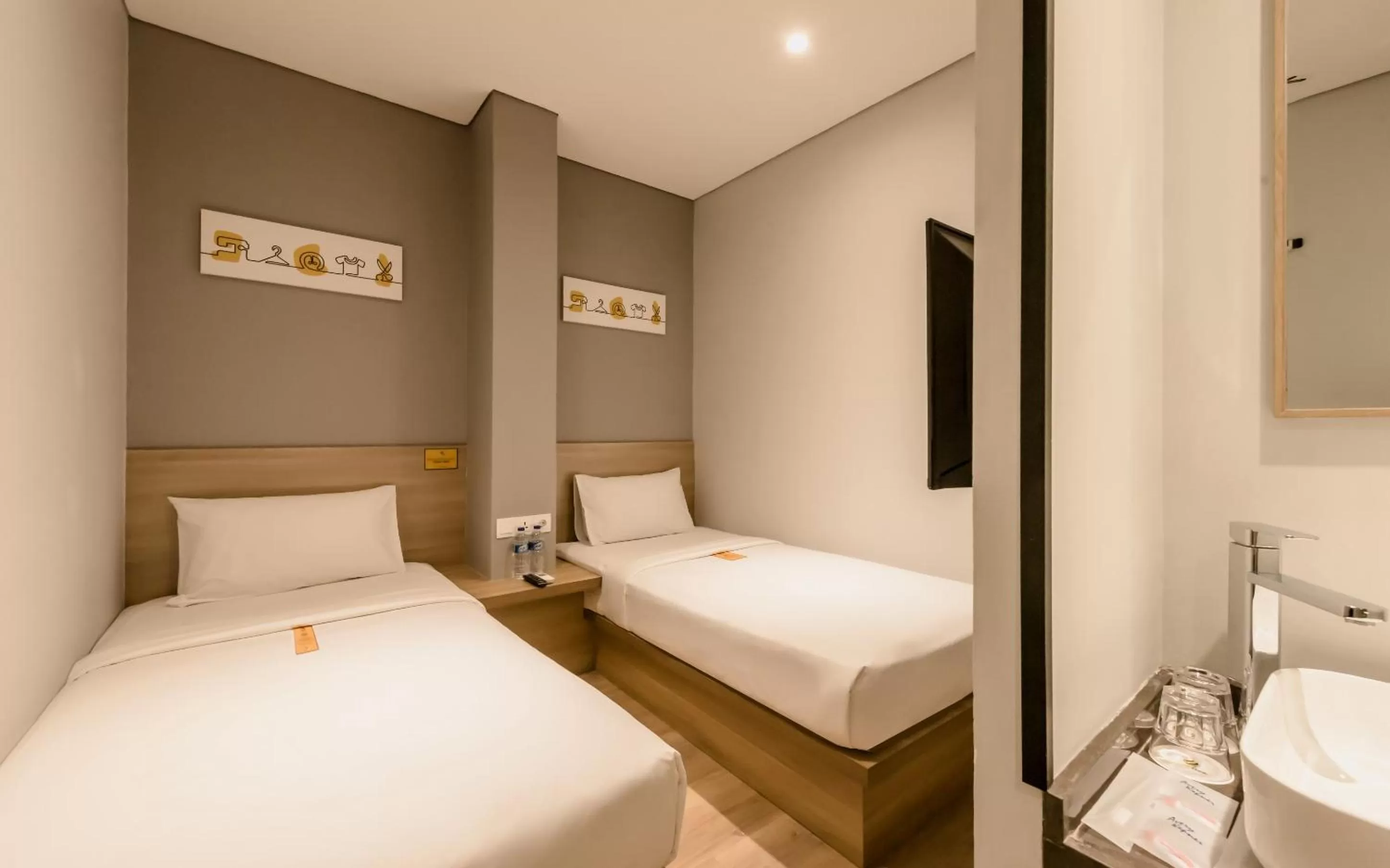 Standard Twin Room in Yellow Bee Tanah Abang
