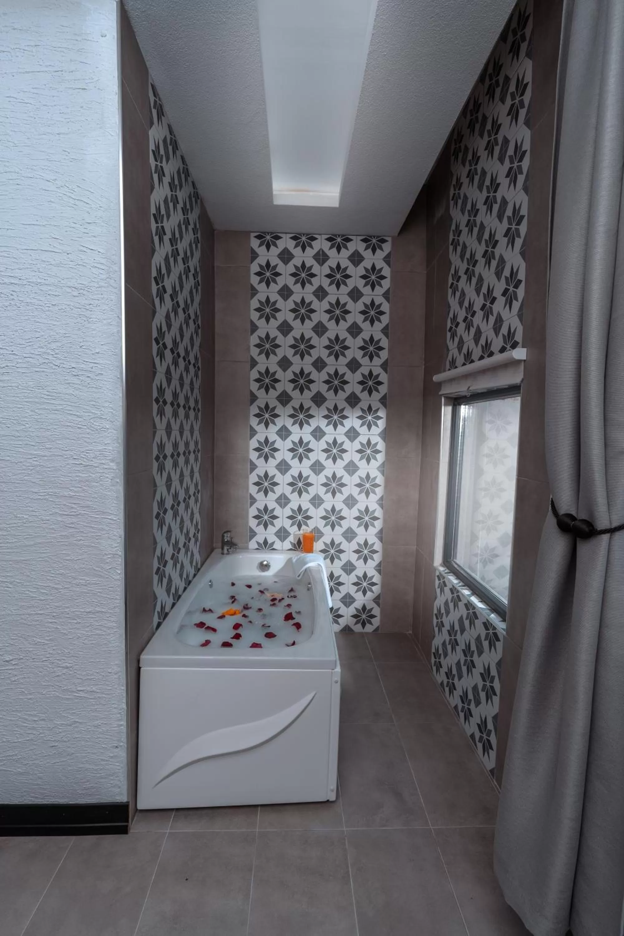 Single Room with Bath - single occupancy in Melanj Airport Hotel