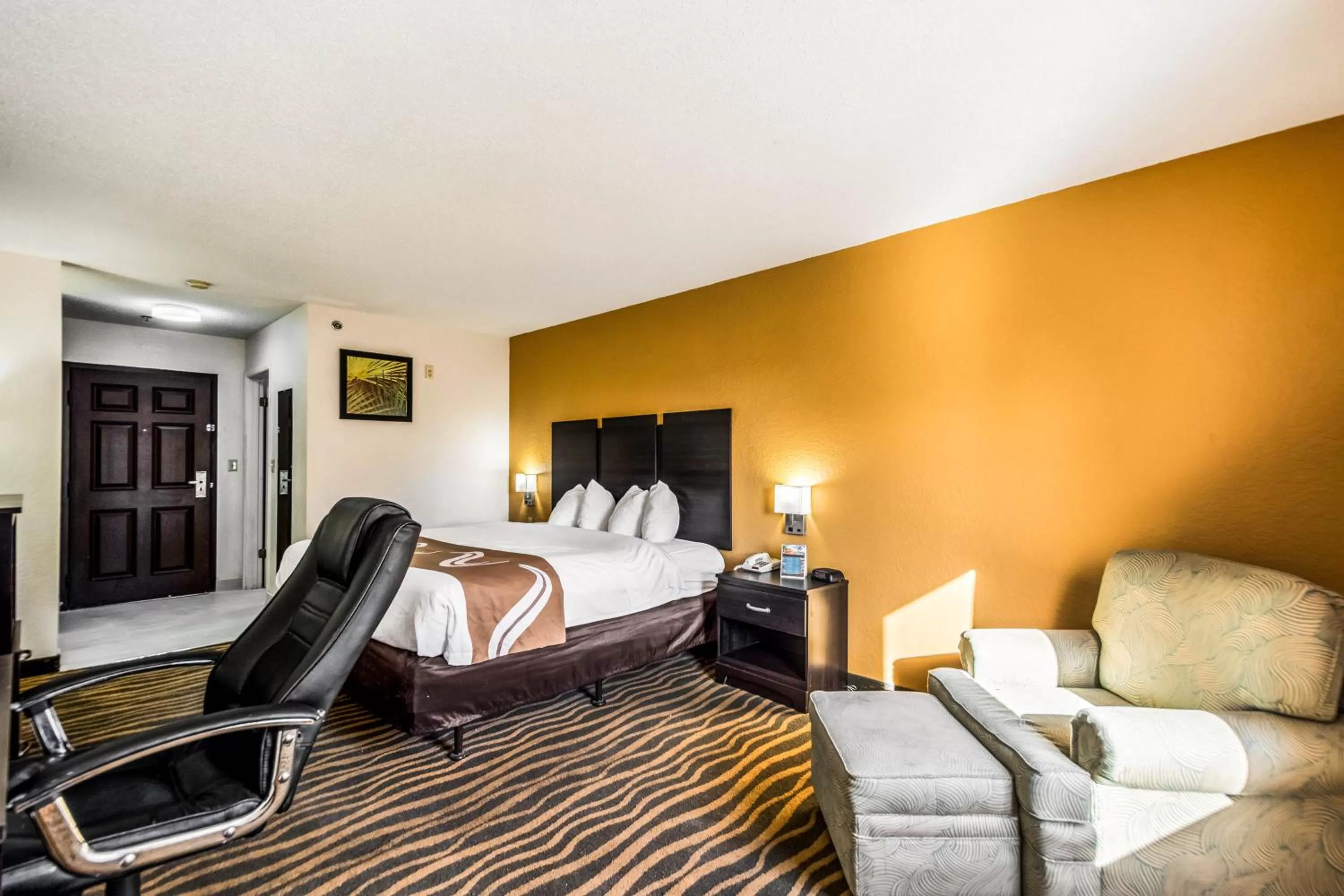 King Room with Roll in Shower - Mobility Accessible/Non-Smoking in Quality Inn Sarasota I-75