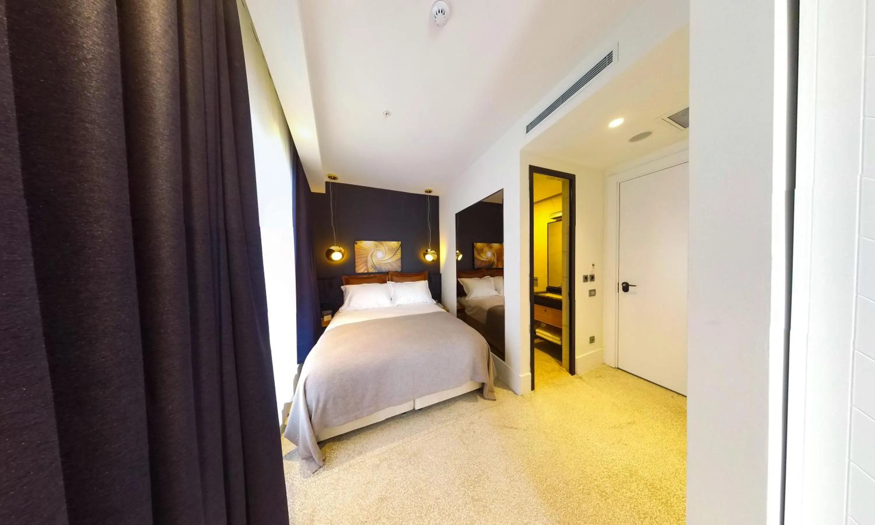 Deluxe Double Room in Maroon Tomtom