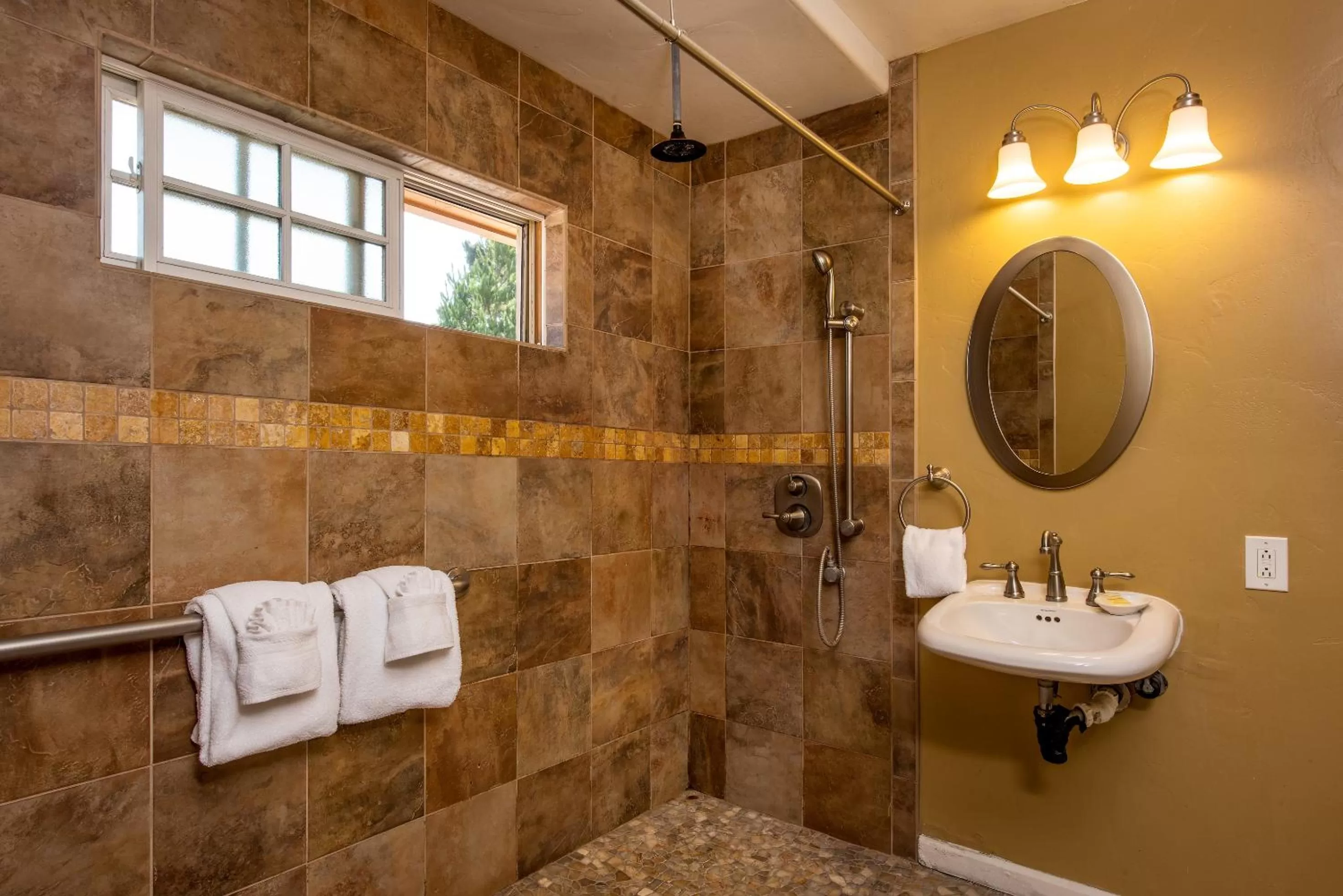 Deluxe Queen Room with Two Queen Beds in Sunset Inn Pacific Grove