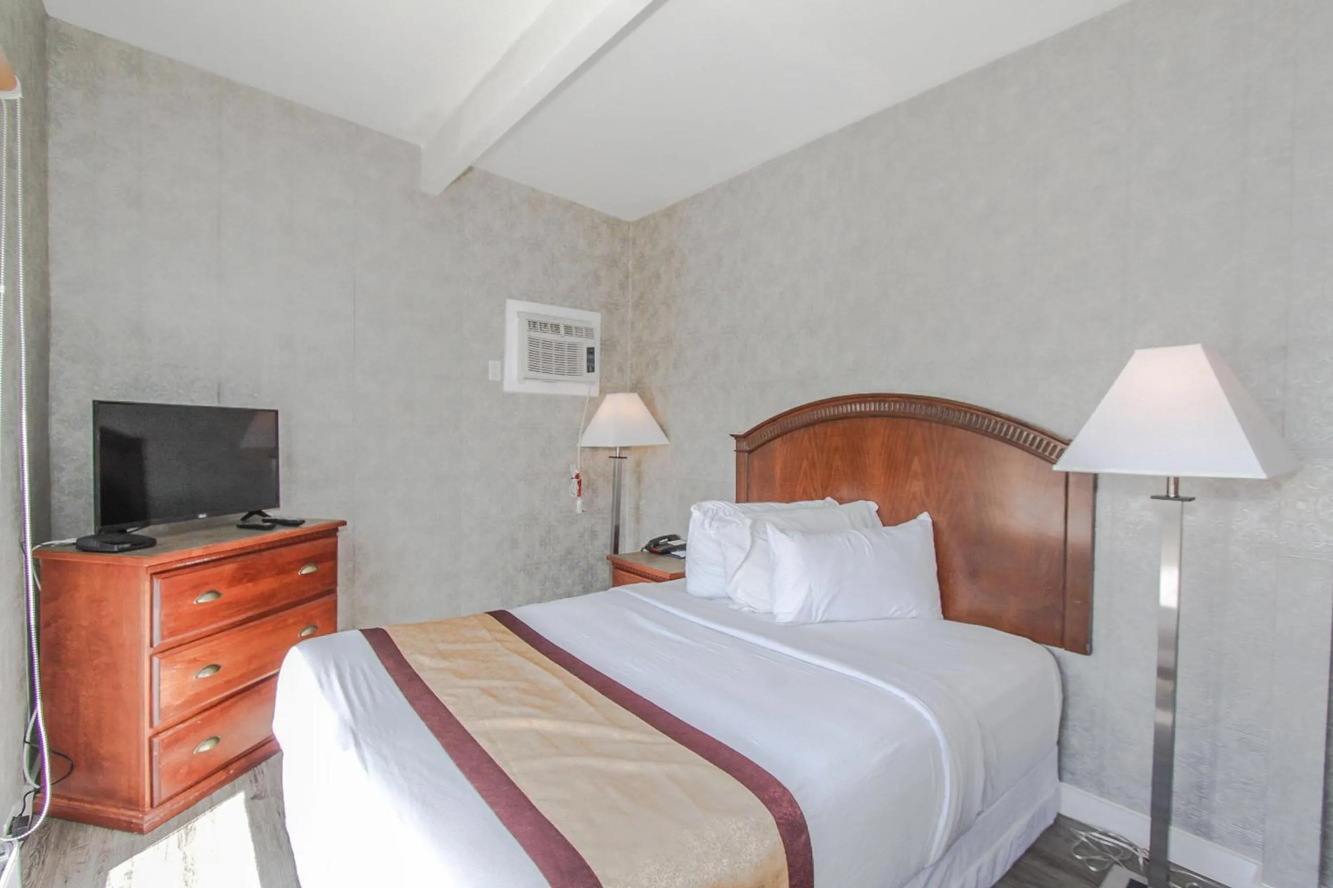 2 Queen Beds Suite Non-Smoking in Canadas Best Value Inn Chinook Station