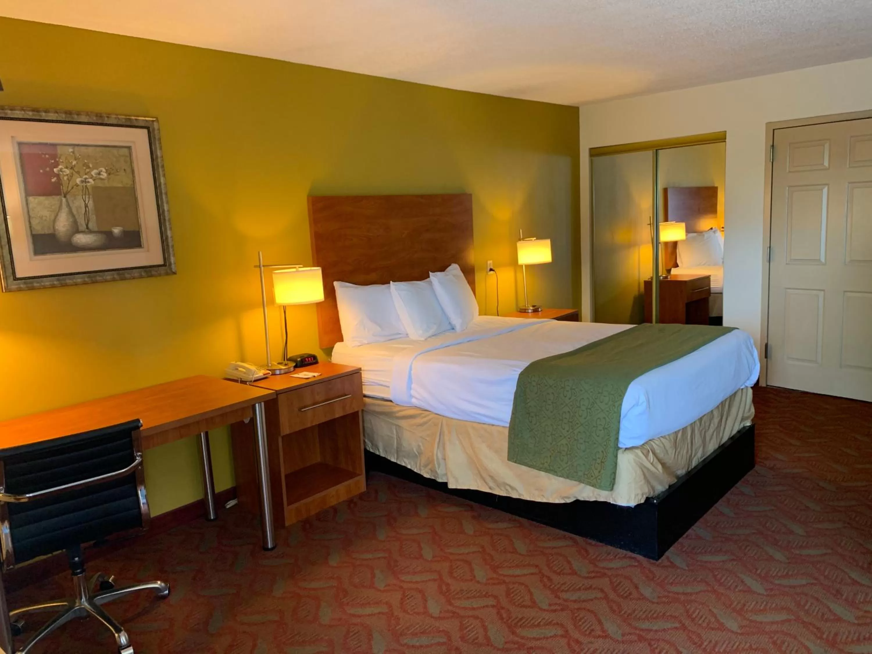 Queen Room - Non-Smoking in Baymont by Wyndham Cave City