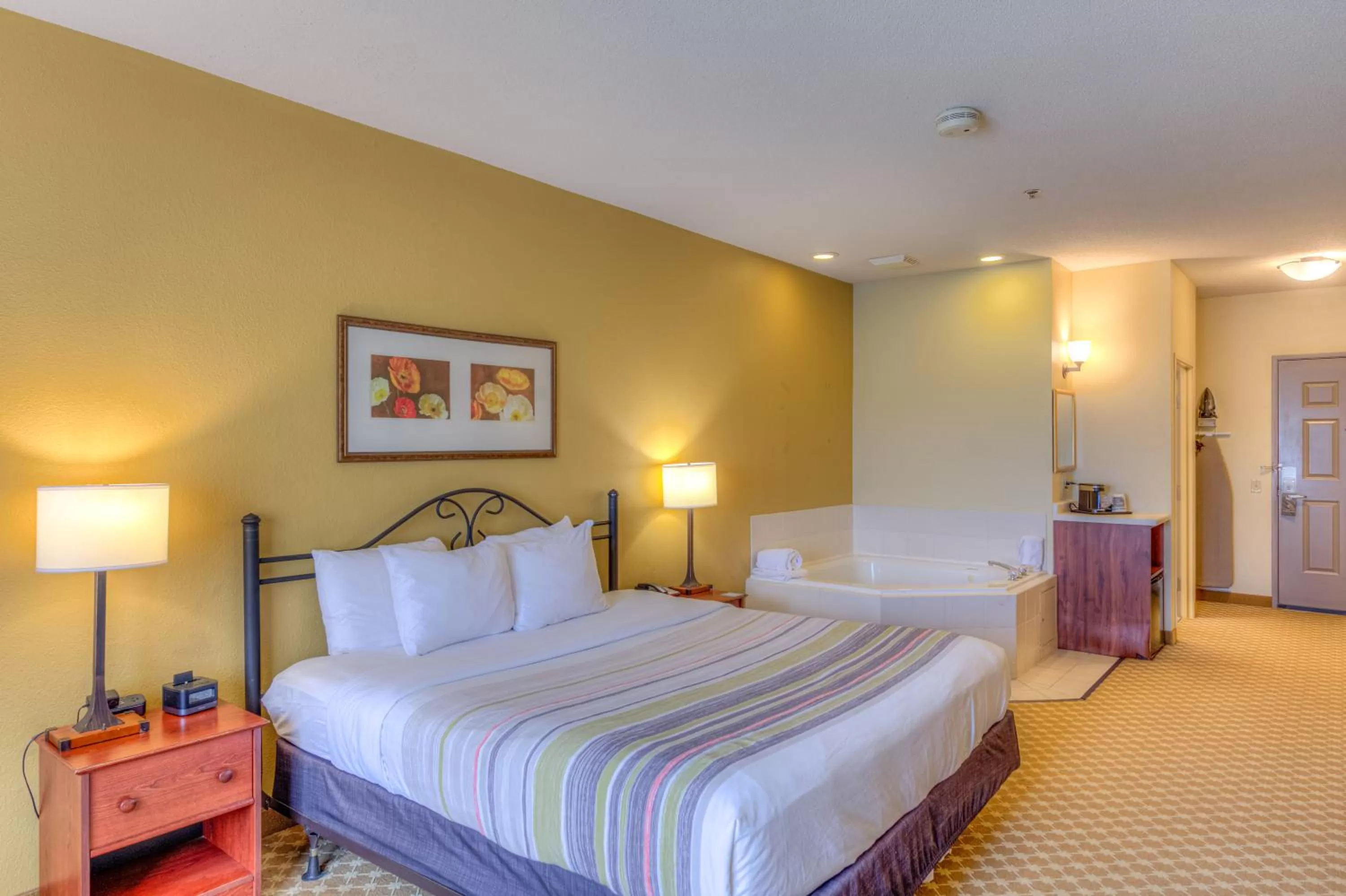 King Suite with Whirlpool - Non-Smoking in Country Inn & Suites by Radisson, Crystal Lake, IL