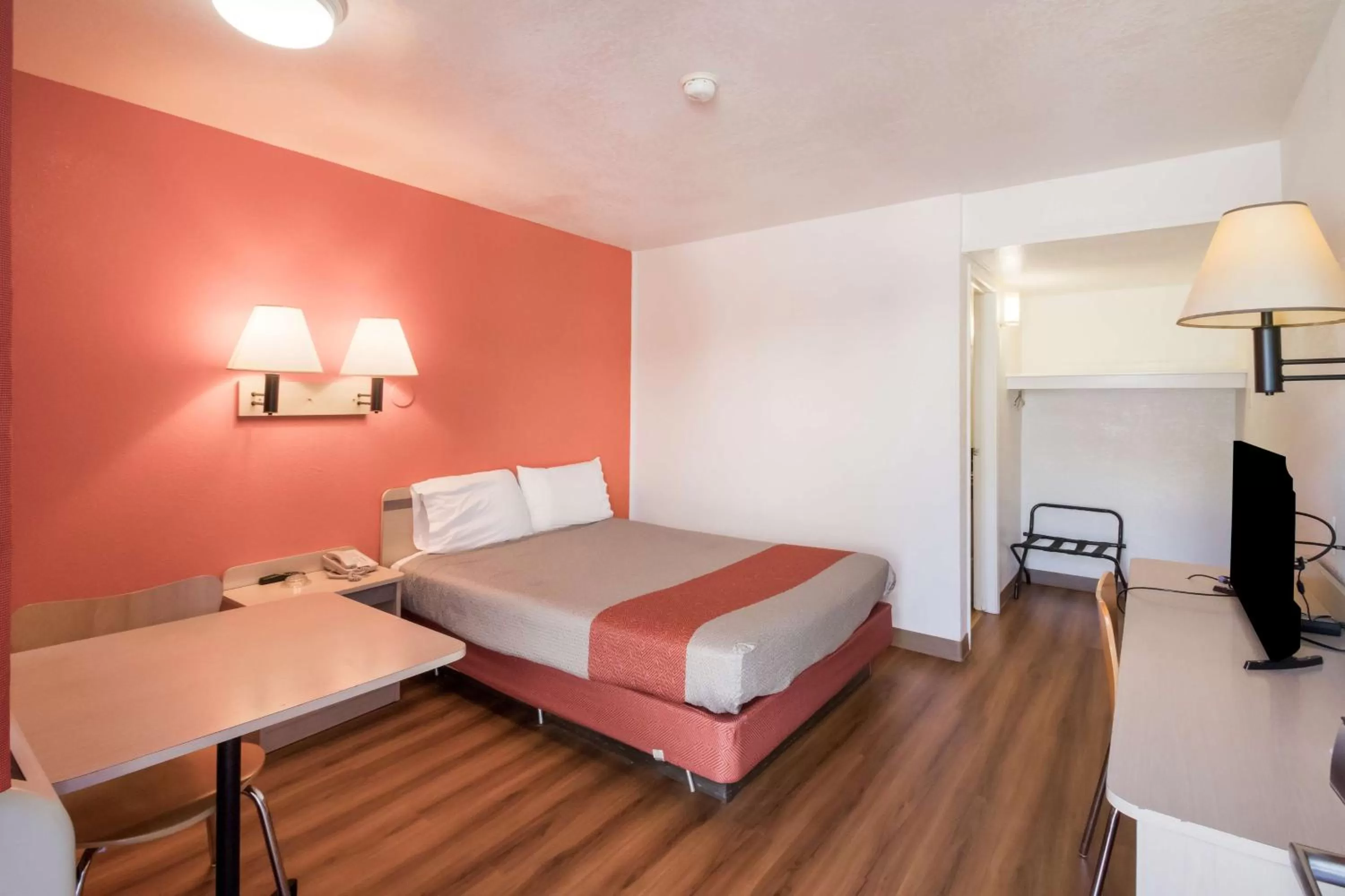 Queen Room - single occupancy - Disability Access - Roll in Shower in Motel 6-Moses Lake, WA