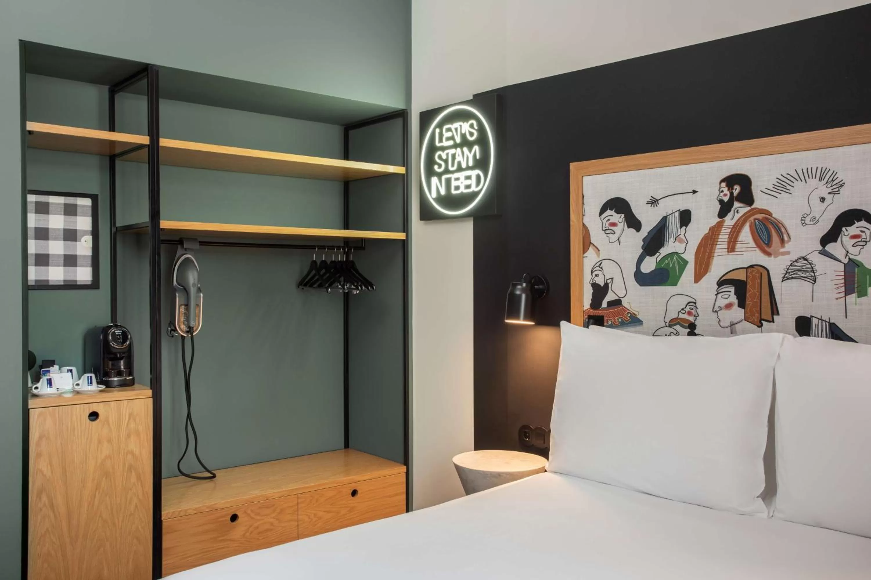 Superior Queen Guest Room in Se Catedral Hotel Porto, Tapestry Collection By Hilton