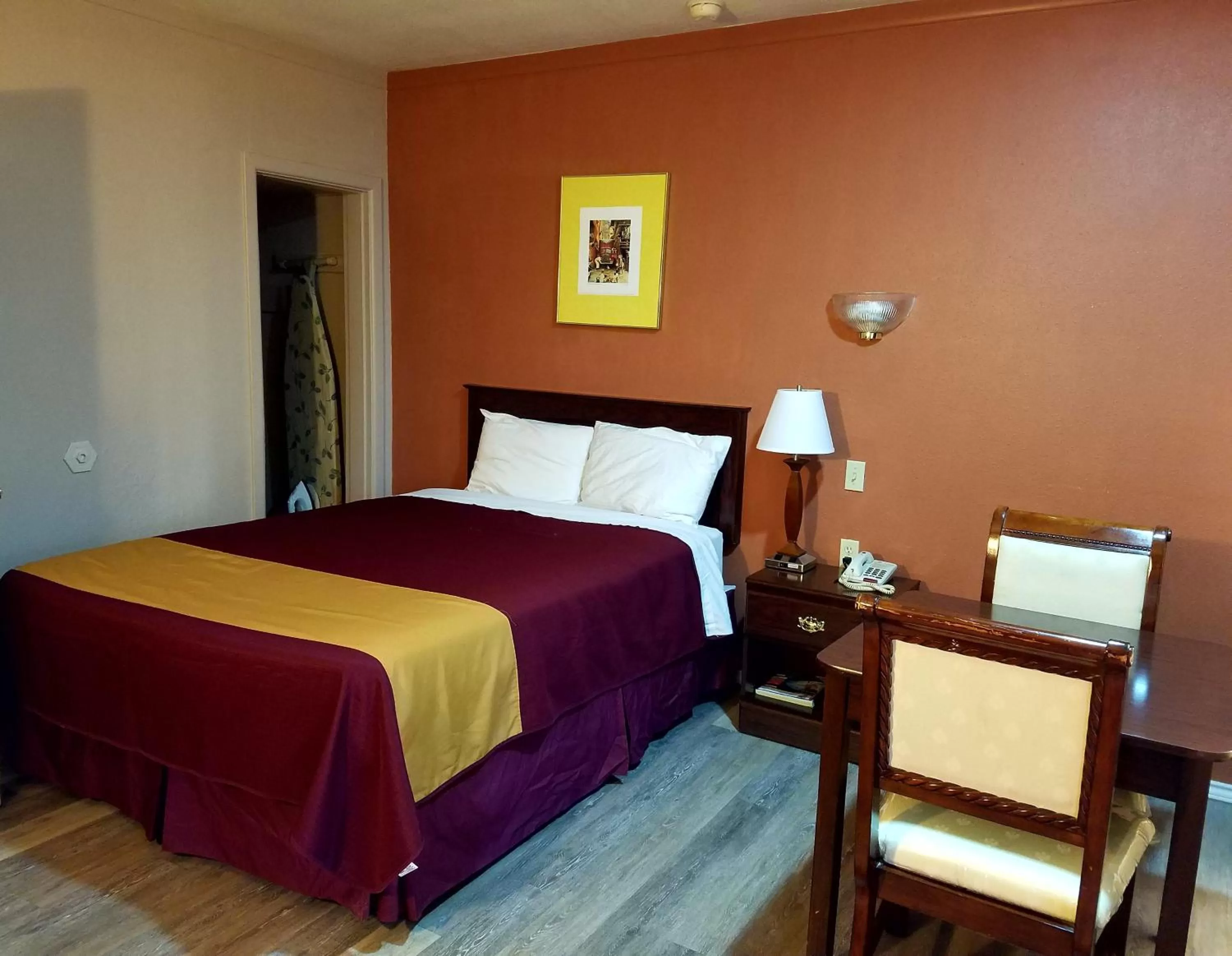 Queen Room in Americas Best Value Inn Ozona