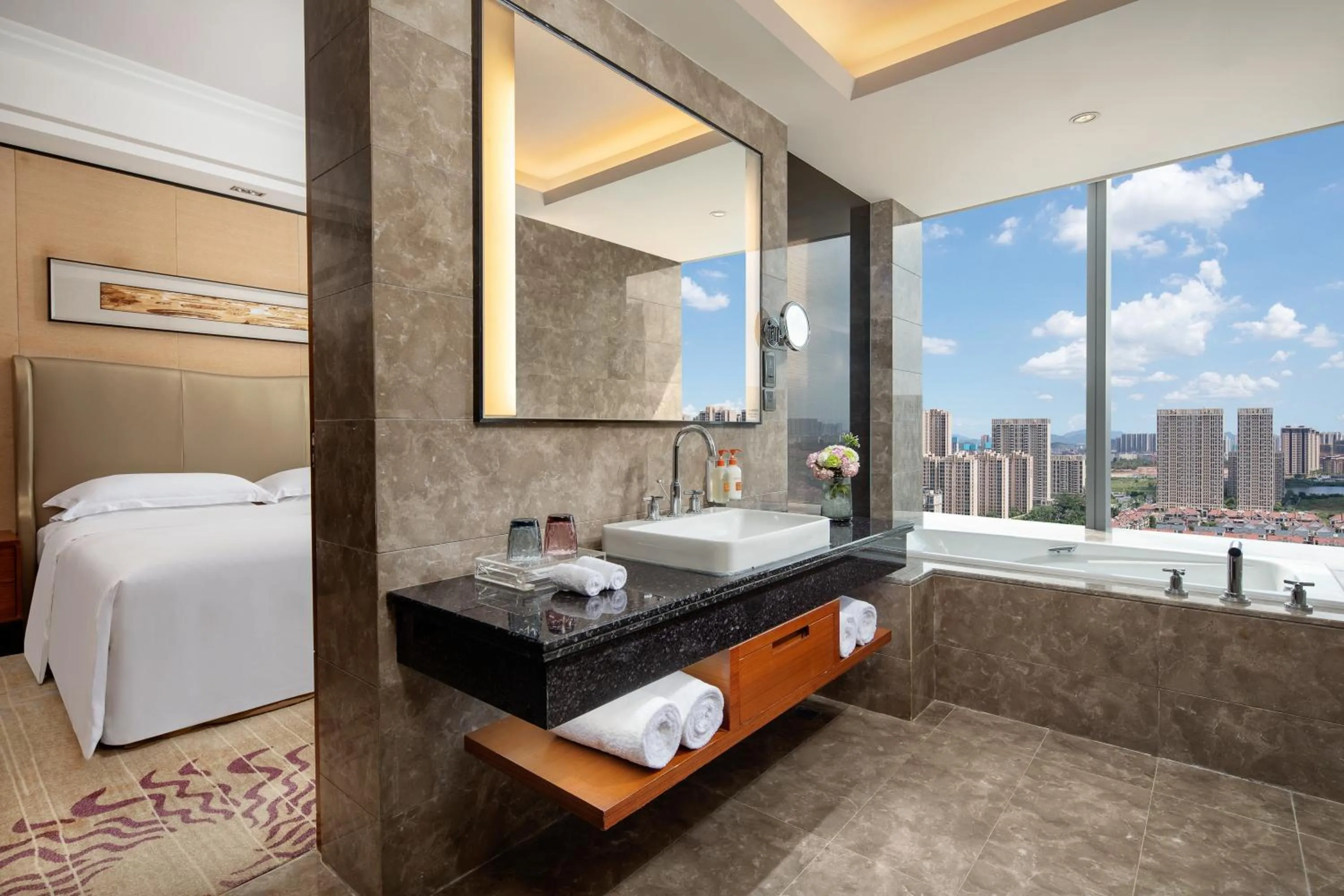 Premium King Room in Crowne Plaza Huizhou by IHG