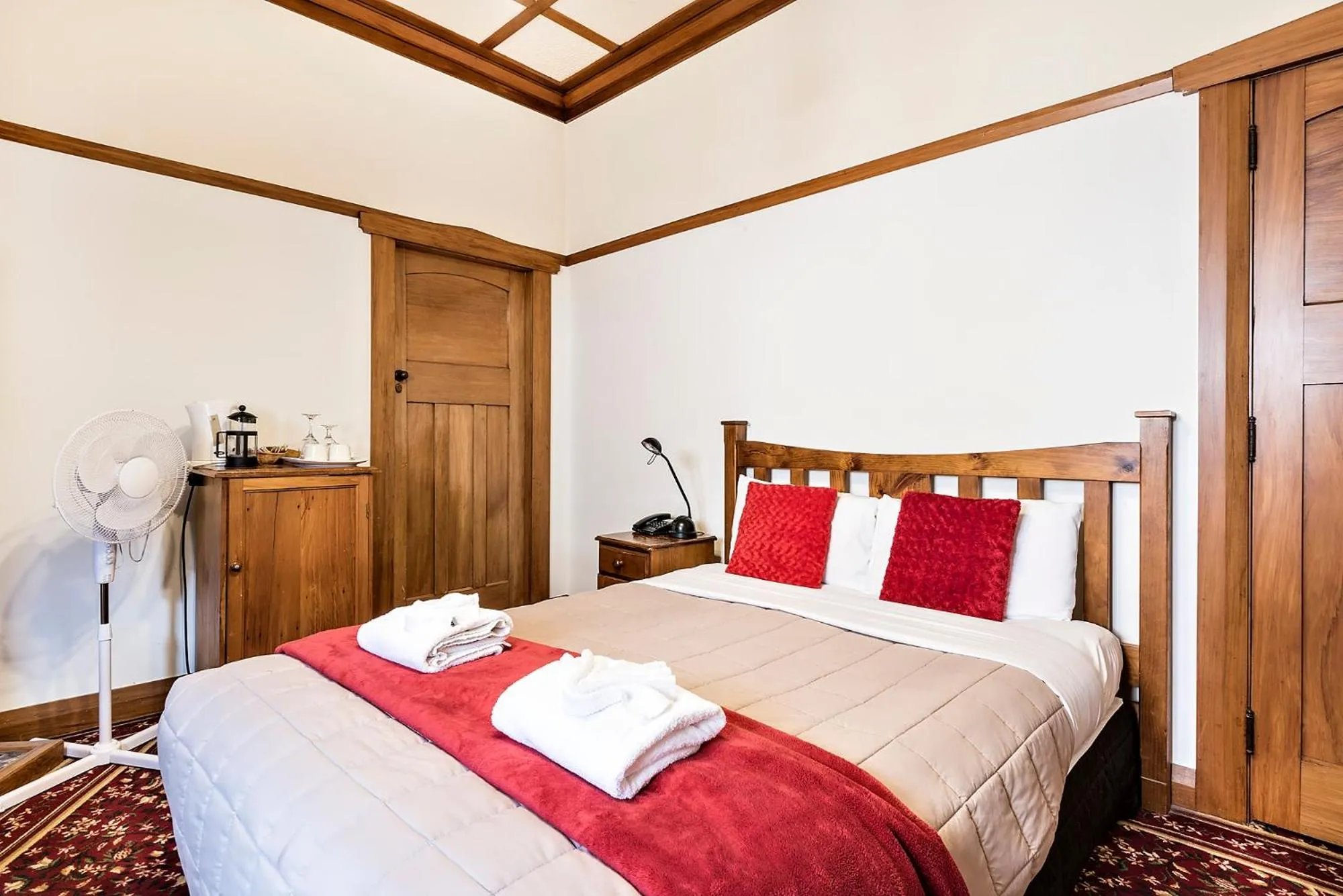 Lodge Queen Room with Spa Bath in Halswell Lodge