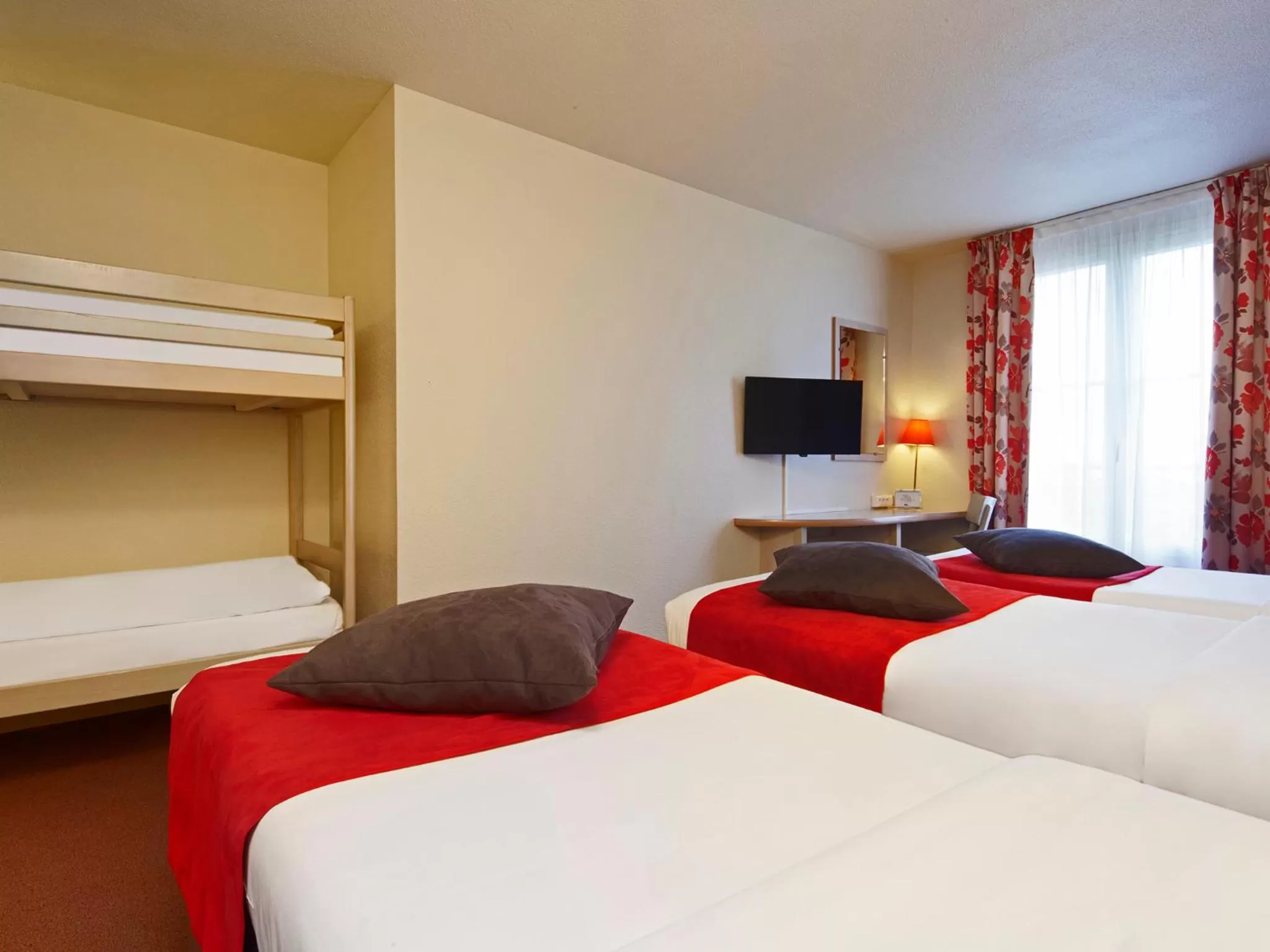 Standard Room with 3 Single Beds and 2 Bunk Beds (1-5 Adults) - single occupancy in Campanile Val de France