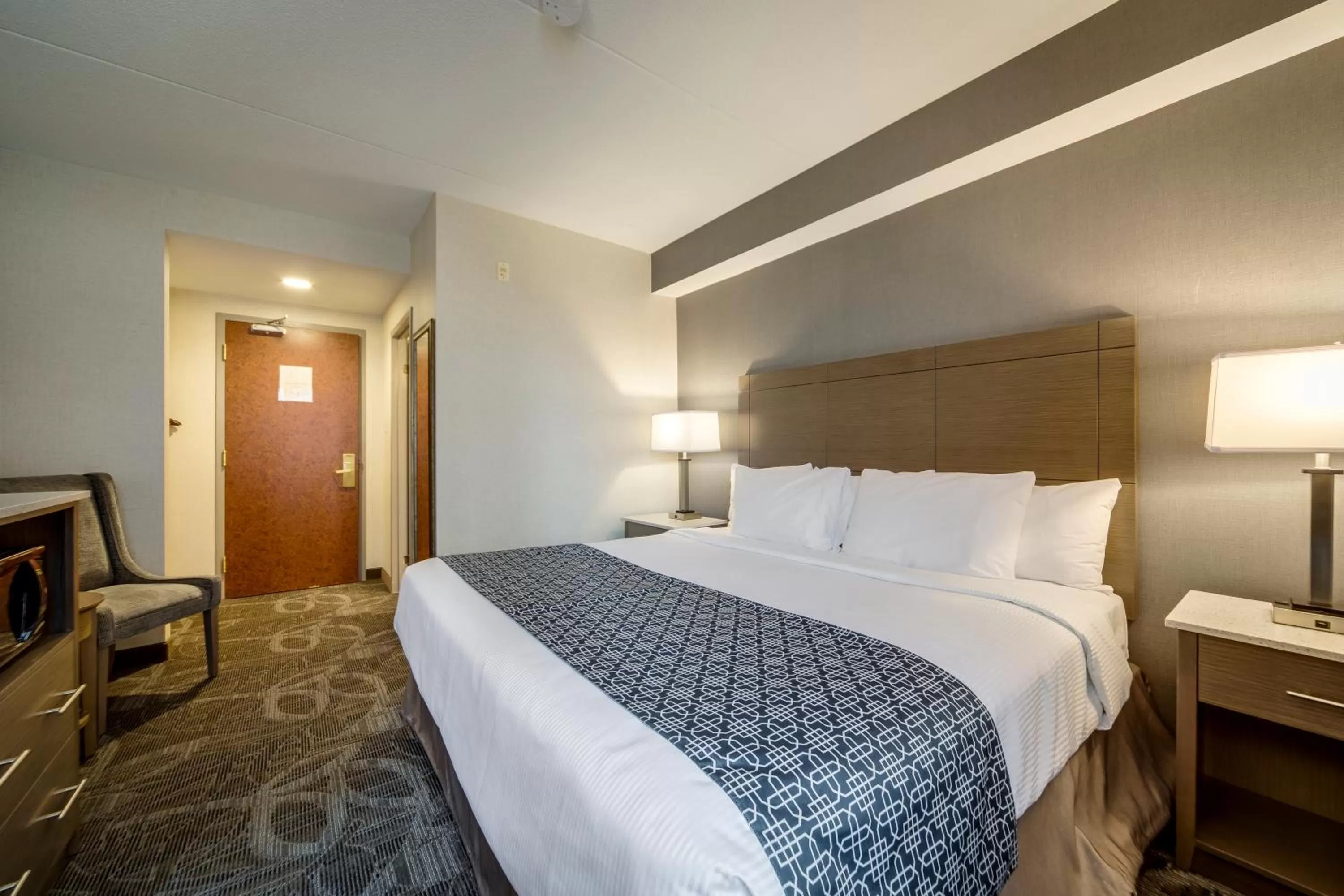 Standard room with 1 king bed in Monte Carlo Inn Airport Suites