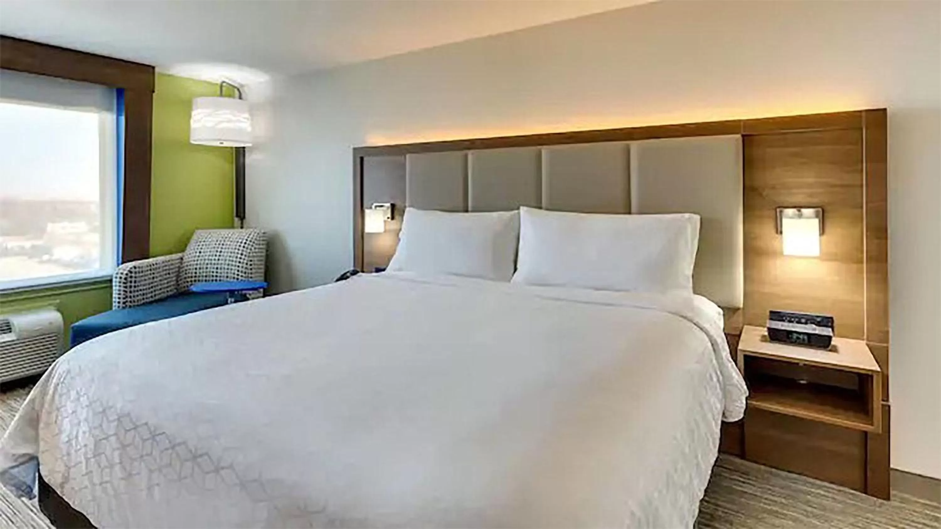 King Suite with Single Sofa Bed in Holiday Inn Express & Suites Woodland Hills by IHG