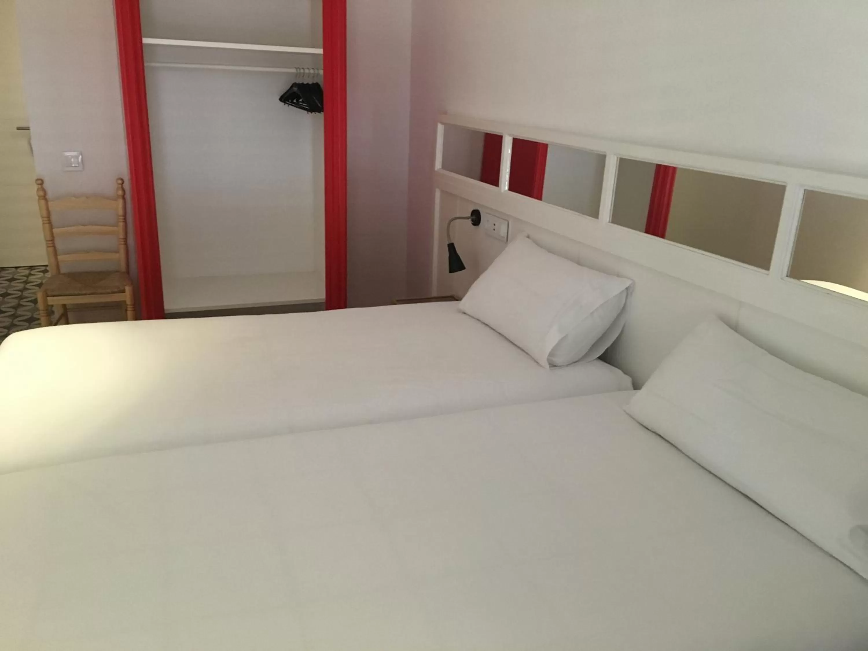 Twin Room with Balcony in Hotel & Restaurant Marina Palamós