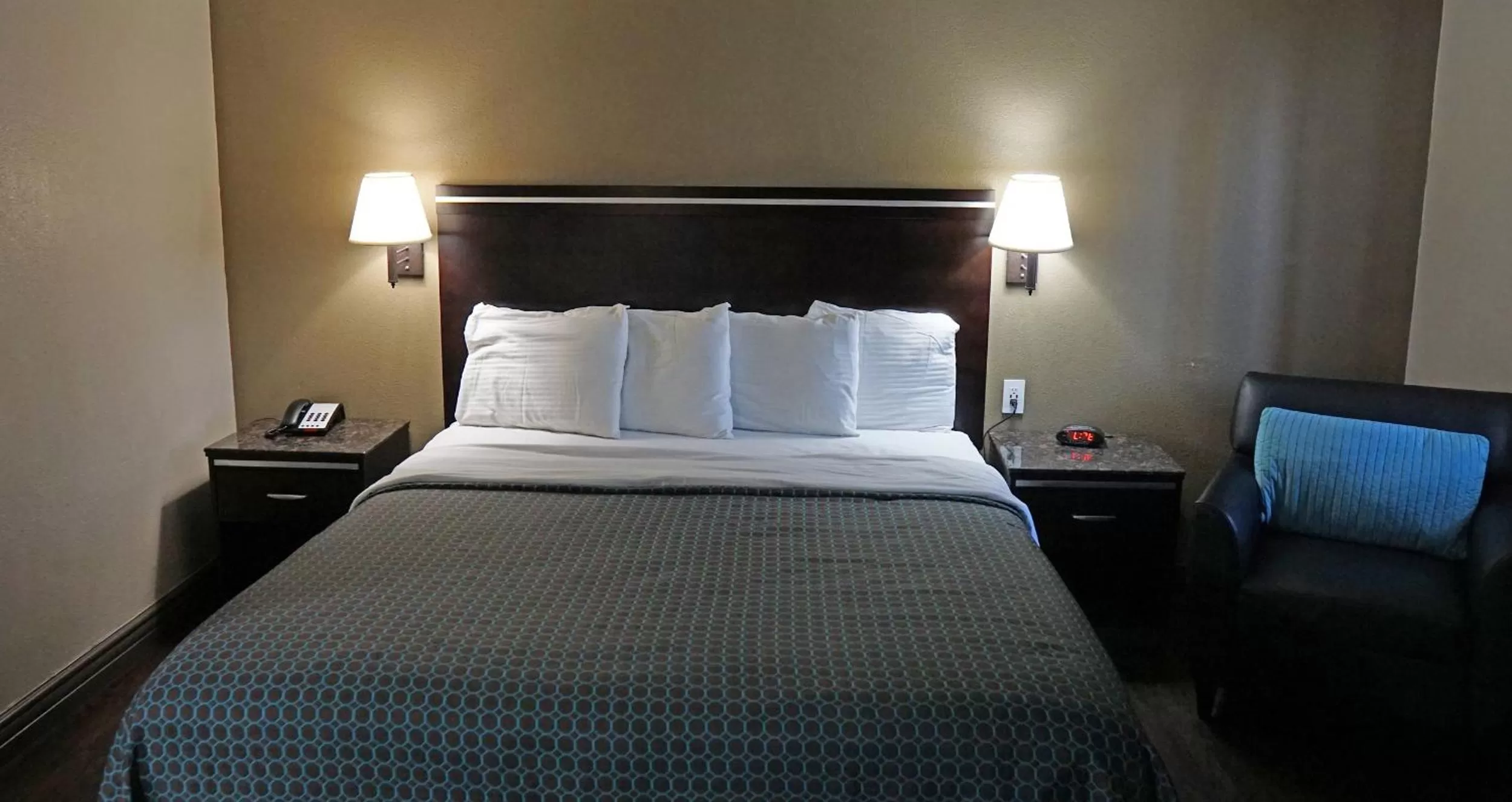 King Room with Roll-In Shower - Disability Access in Hawthorne Plaza Inn Near LAX