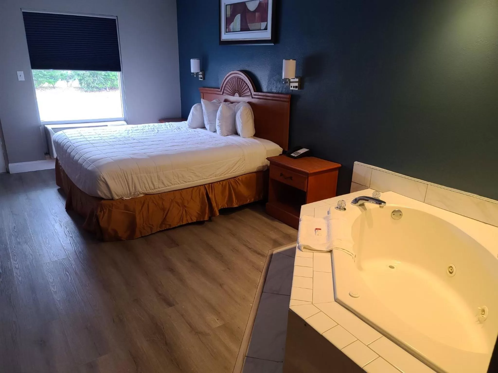 Junior King Suite - Non-Smoking in Baymont by Wyndham Marianna