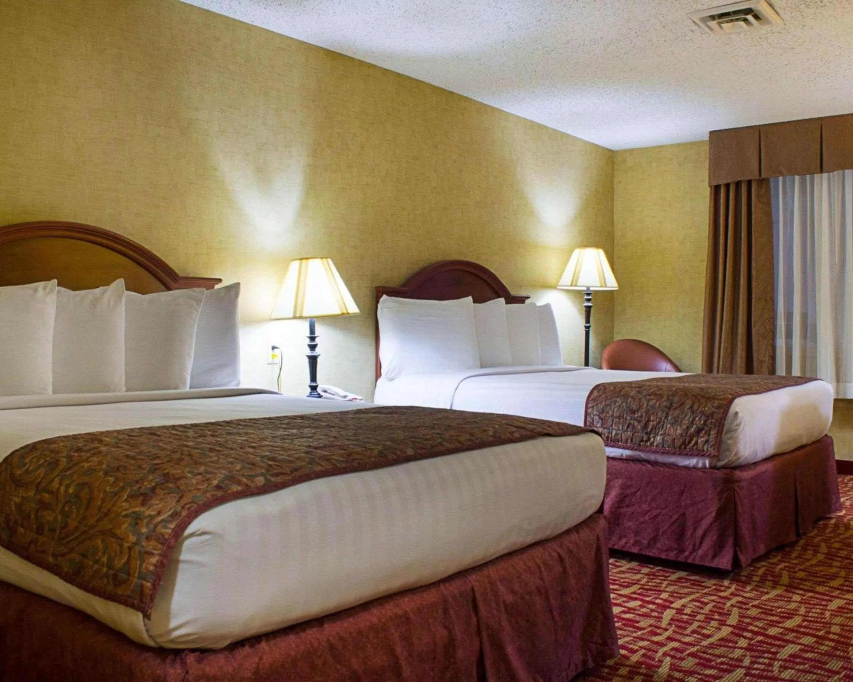 Queen Room with Two Queen Beds and Balcony - Non-Smoking in Rodeway Inn Columbia Mall Loop