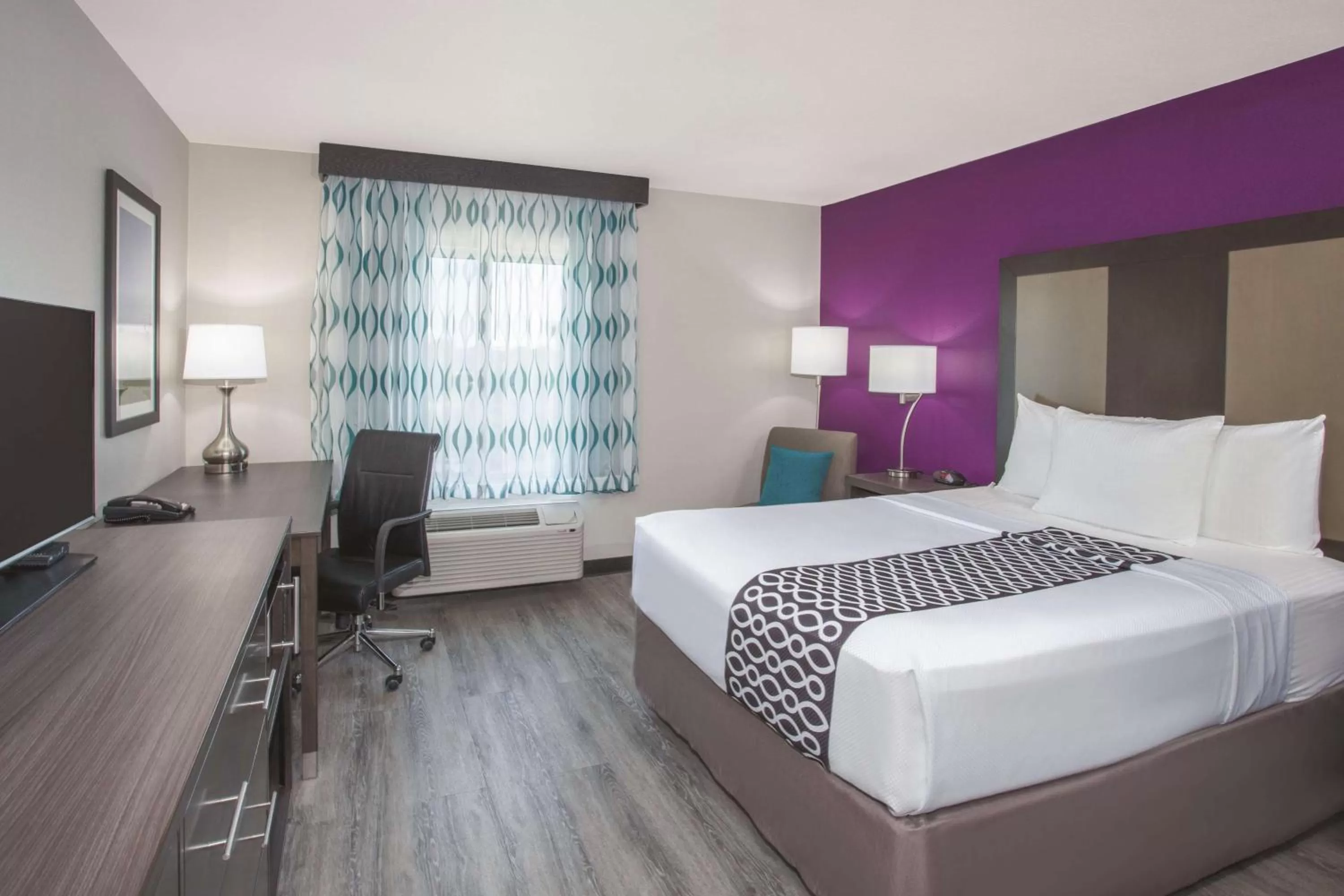 Queen Room with Roll-In Shower - Mobility Access/Non-Smoking in La Quinta by Wyndham Effingham