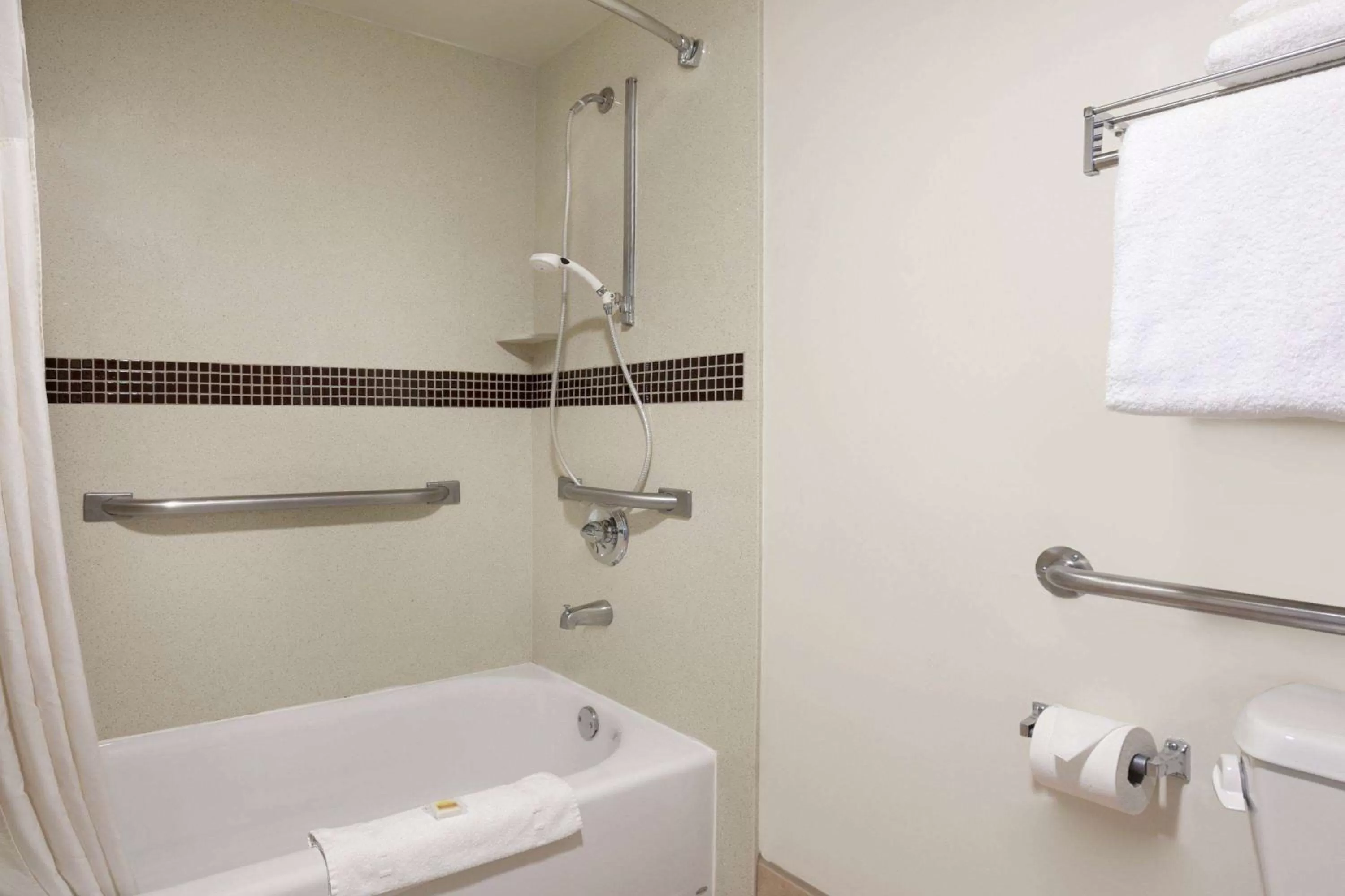 Queen Room - Disability Access- Non-Smoking in Days Inn & Suites by Wyndham Rancho Cordova