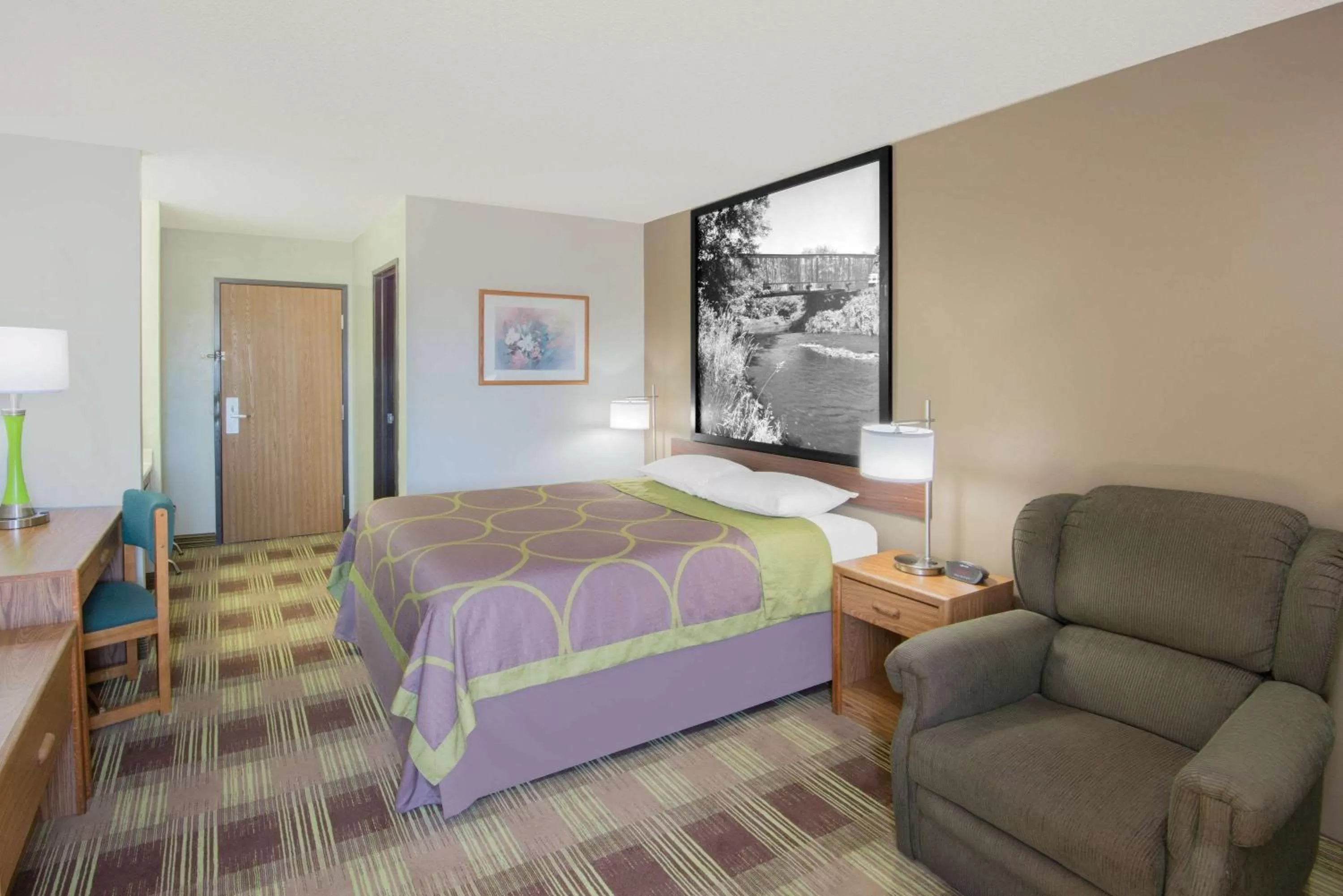 King Room with Bath Tub - Mobility Accessible/Non-Smoking in Super 8 by Wyndham Toledo