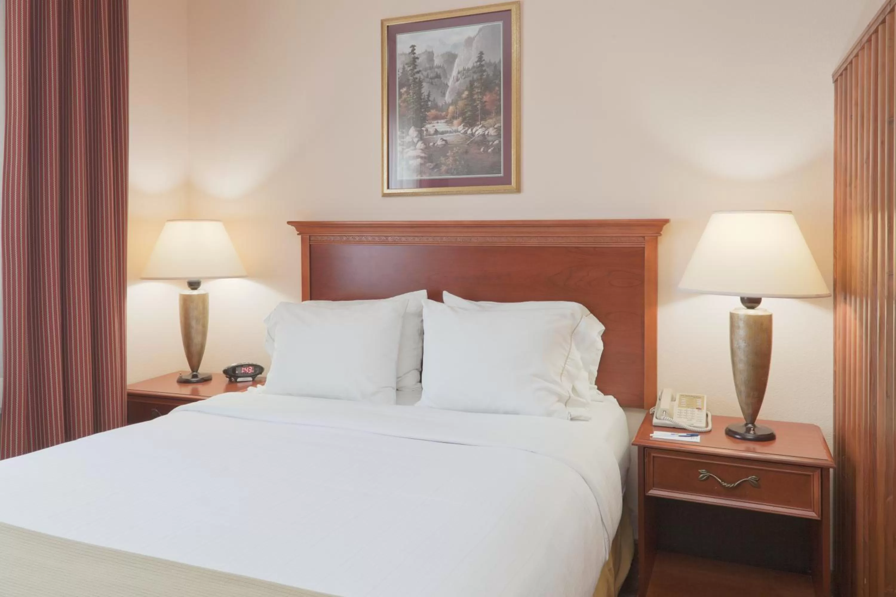 Queen Room - Mobility Access/Non-Smoking in Baymont by Wyndham Portage