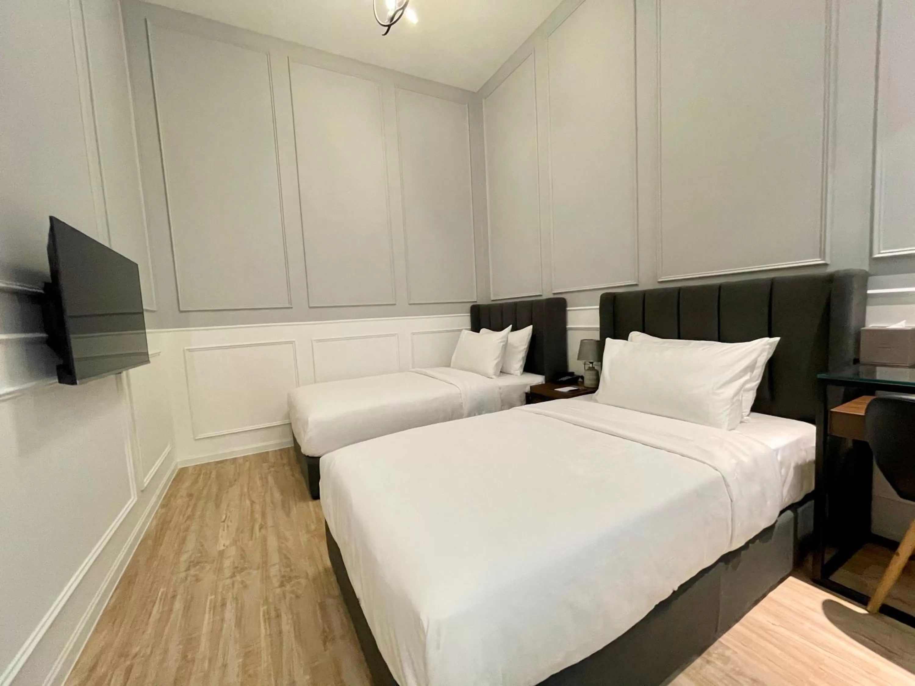 Deluxe Twin Room in Wesley Hotel