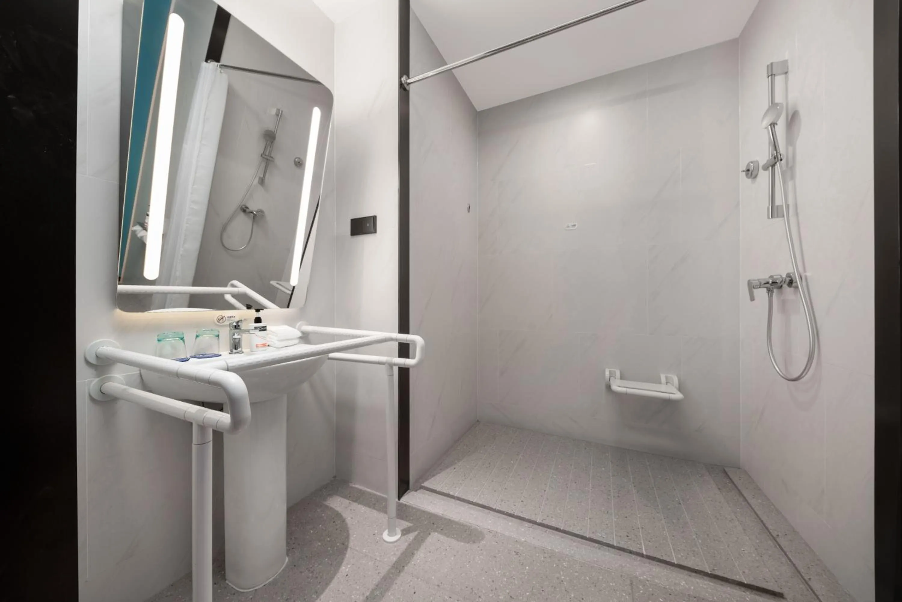 Double Room with Mobility Accessible Roll In Shower in Holiday Inn Express Shantou Chenghai
