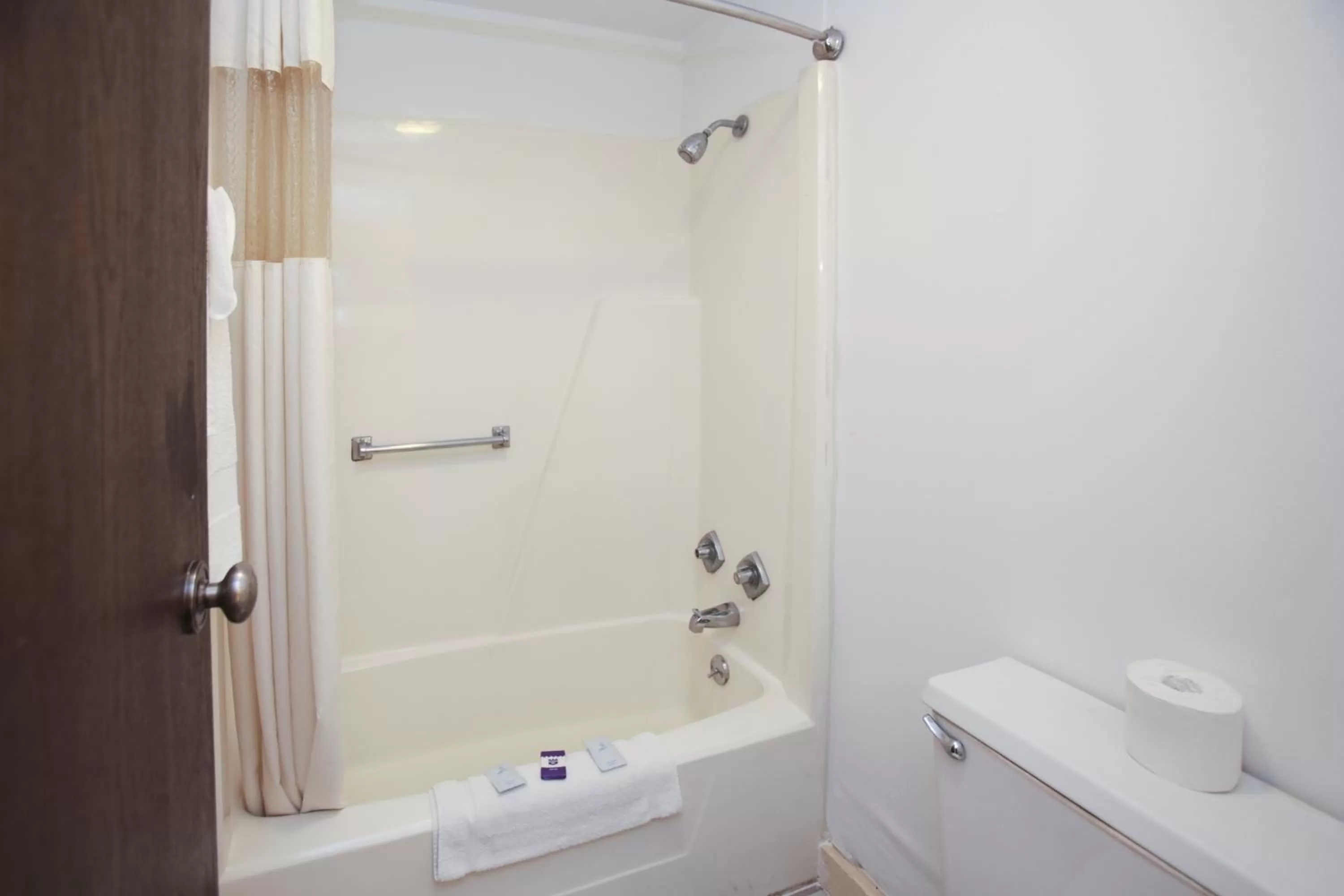 Double Room with Two Double Beds - Non-Smoking in Knights Inn - Battle Creek