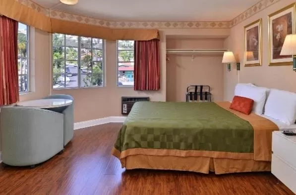 Queen Room in Americas Best Value Inn San Clemente Beach