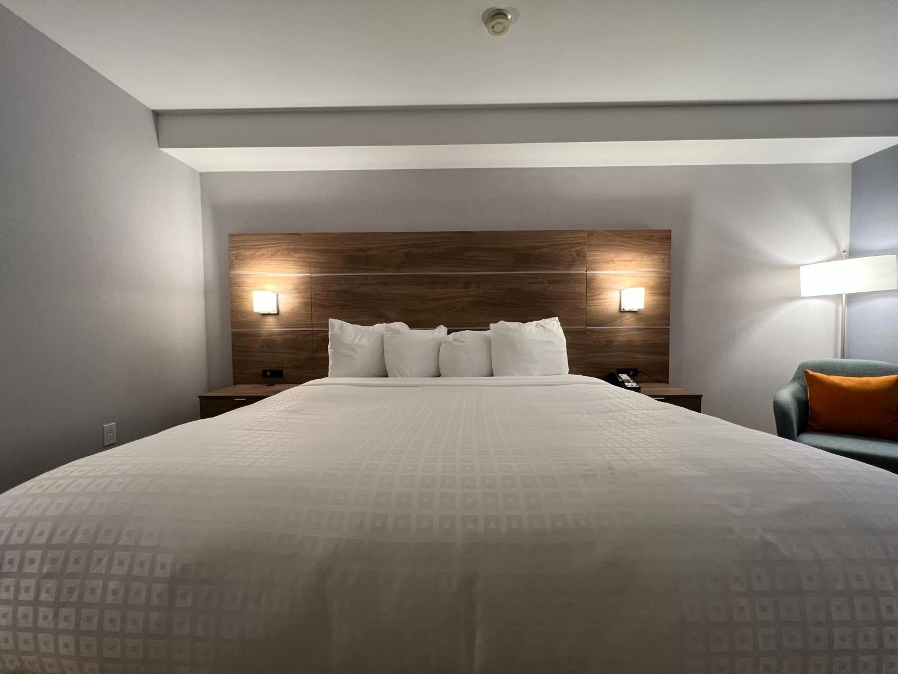 1 King Bed, Deluxe Room, Kitchenette, Non-Smoking  in Super 8 by Wyndham Cornwall ON