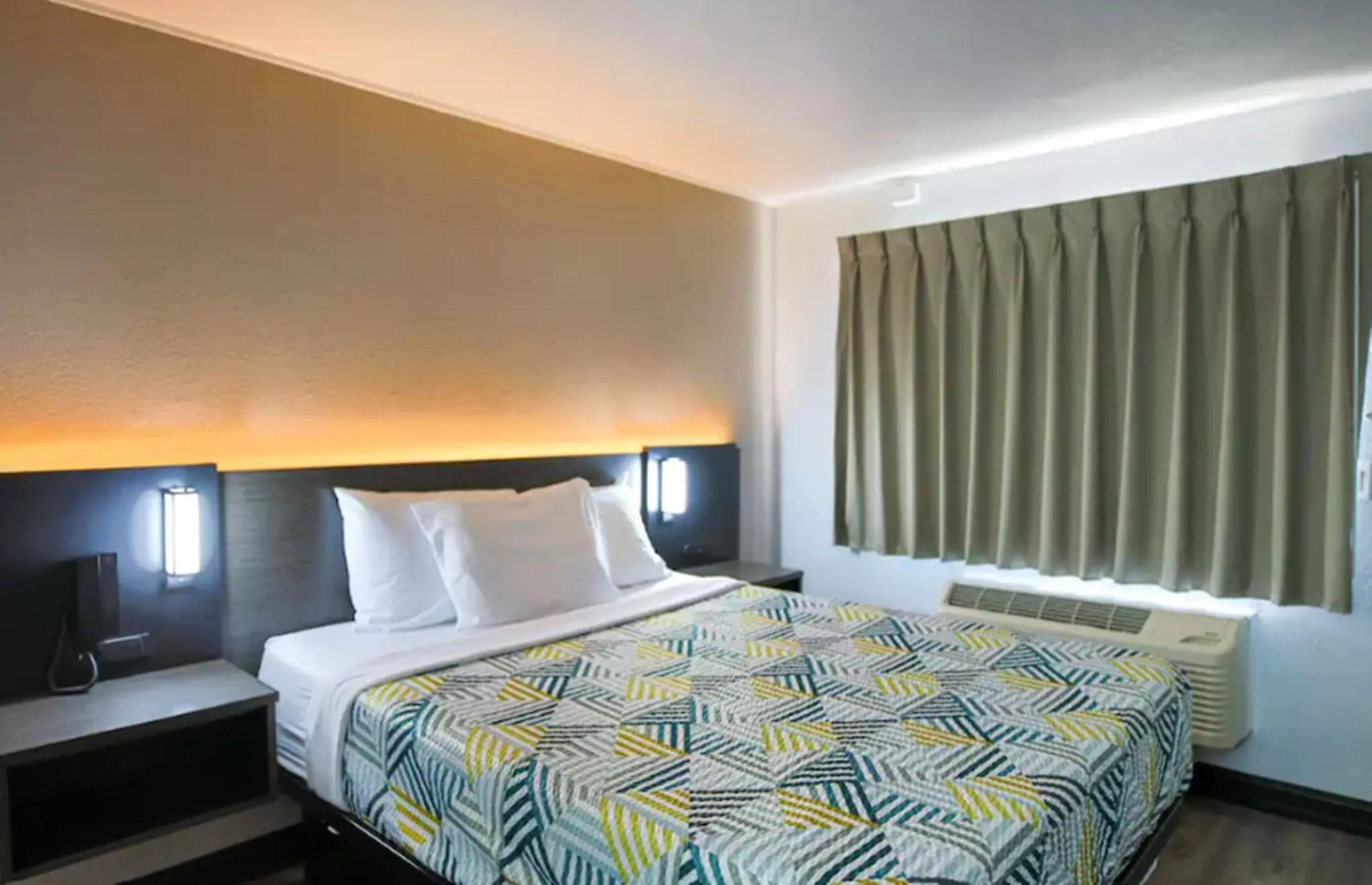 Queen Room - single occupancy - Disability Access - Roll in Shower in Motel 6-Sacramento, CA - Central