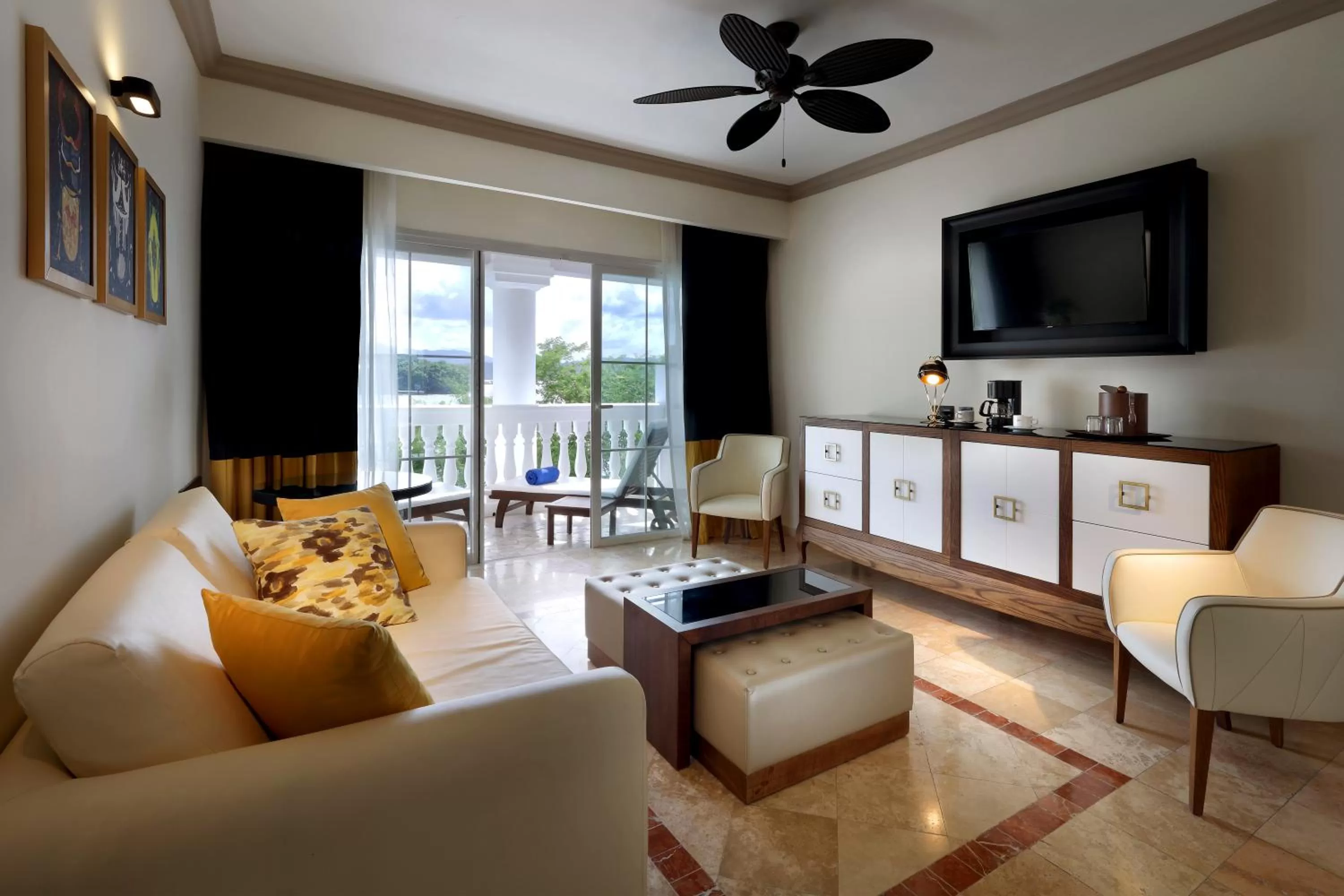 Suite Beachside Panoramic Ocean View in Grand Palladium Lady Hamilton Resort & Spa - All Inclusive