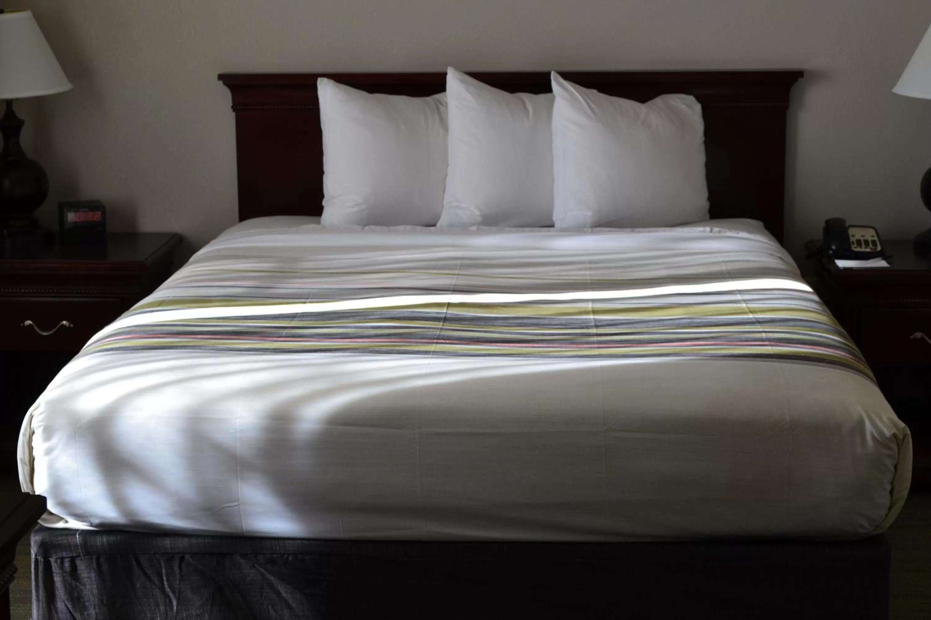 One-Bedroom Queen Suite - Disability Access in Country Inn & Suites by Radisson, Gurnee, IL