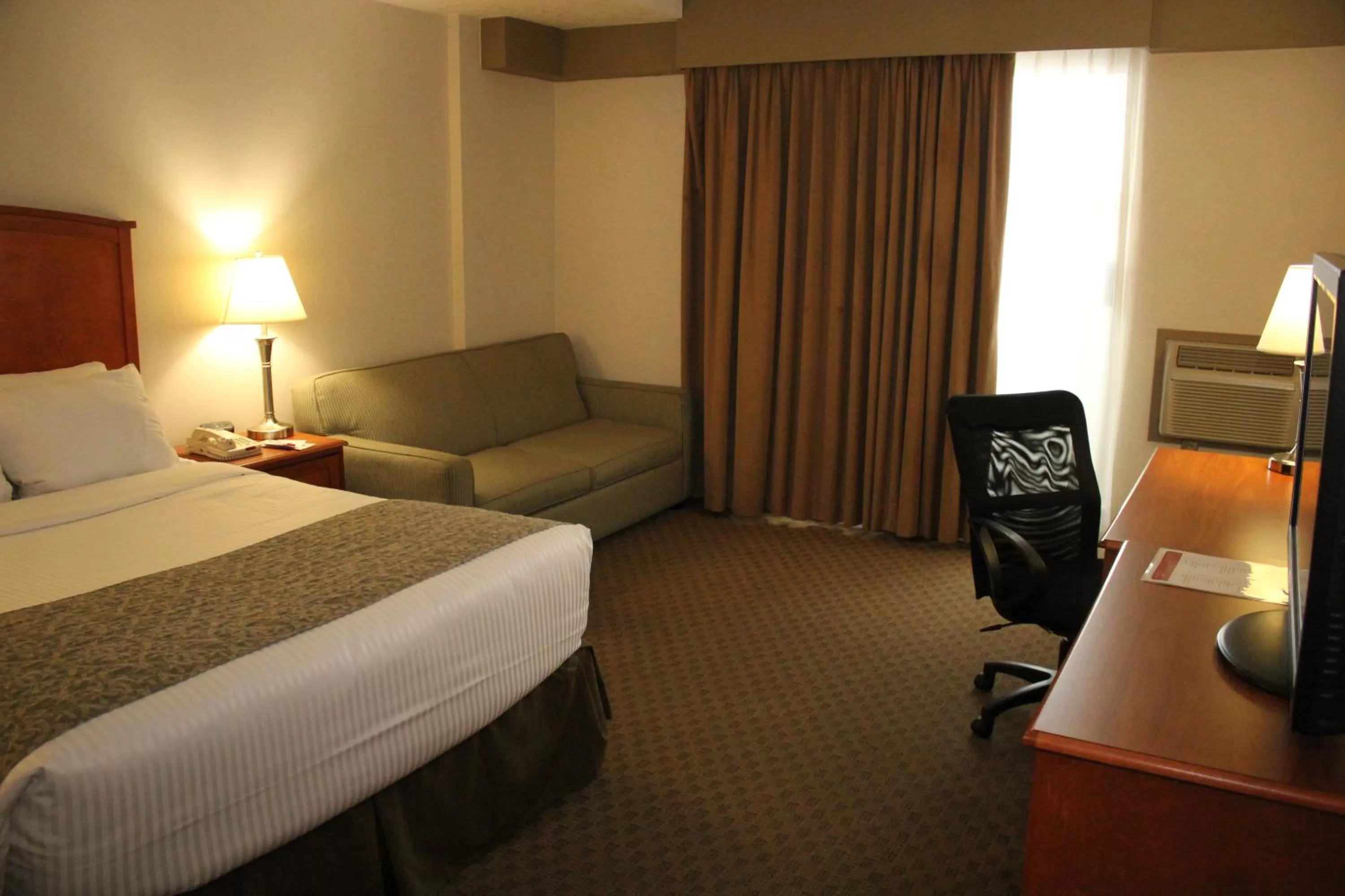Deluxe Queen Room in Ramada by Wyndham Edmonton South