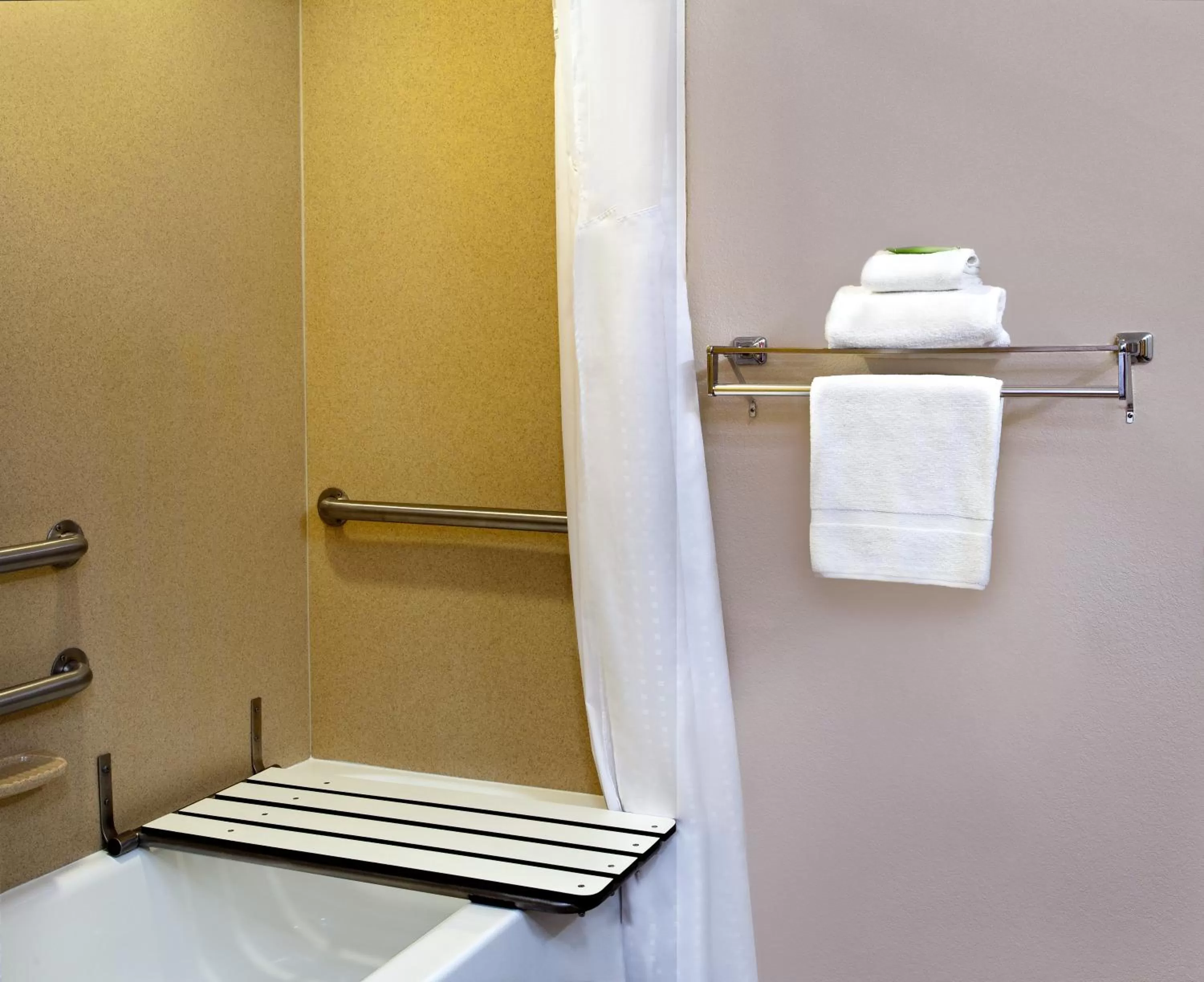 Suite with Mobility Accessible Tub - Non-Smoking in Holiday Inn Express Hotel & Suites Inverness by IHG