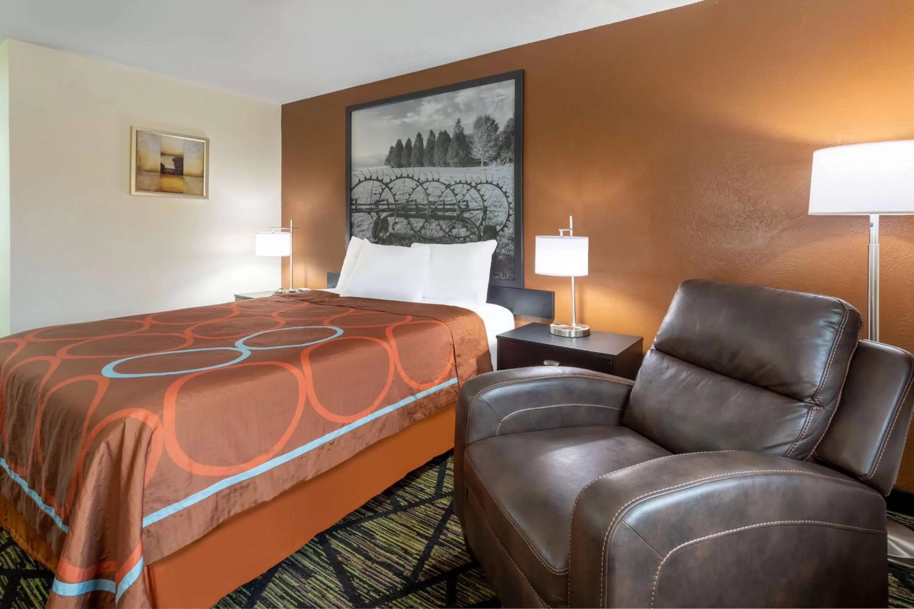 Queen Room - Smoking in Super 8 by Wyndham Wooster