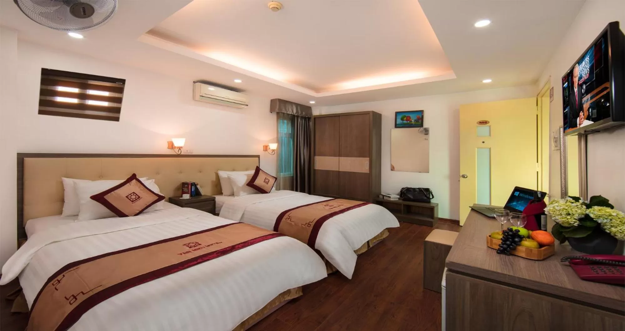 Deluxe Twin Room in Van Mieu Hotel