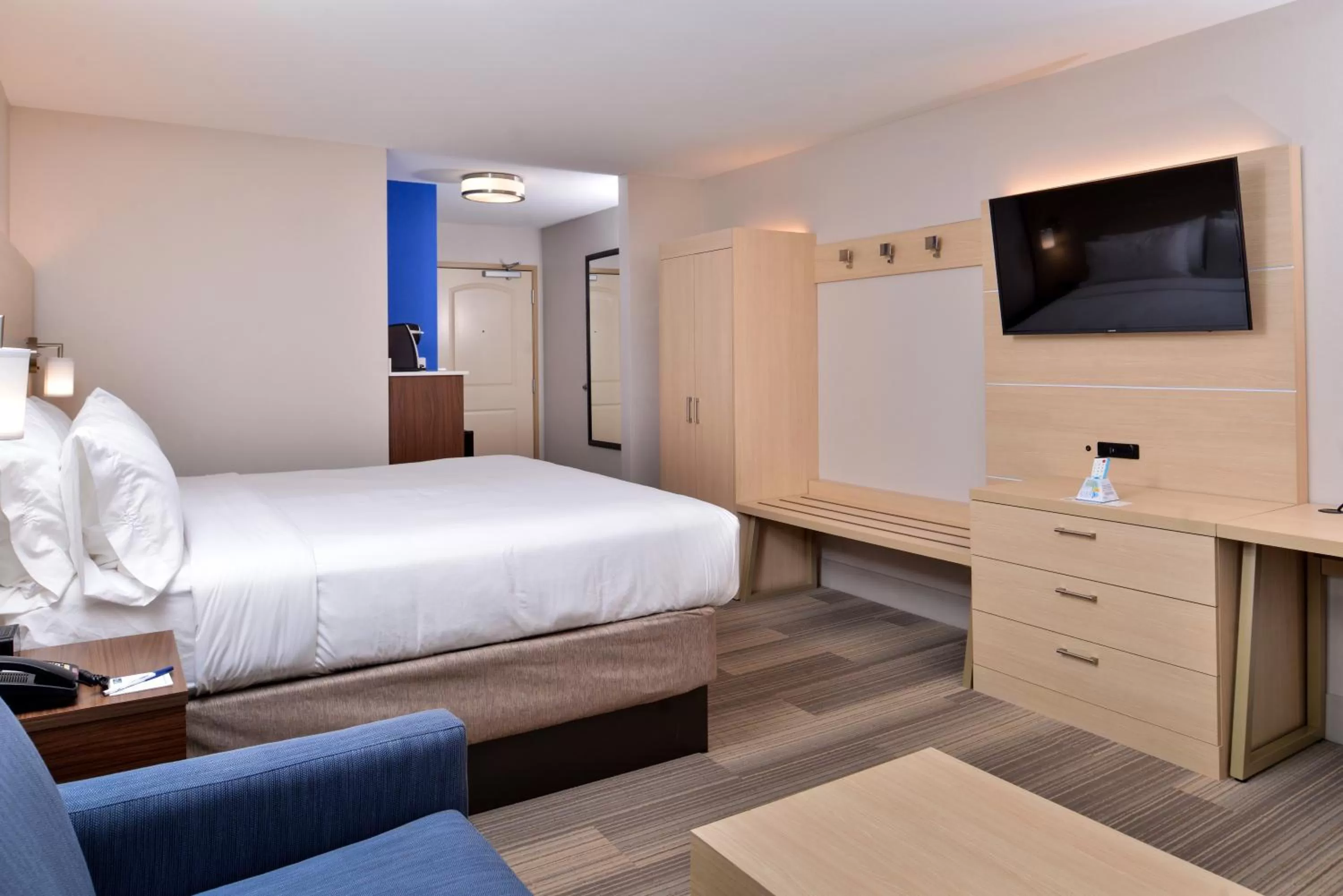 Standard King Room in Holiday Inn Express Hotel & Suites Cincinnati - Mason by IHG