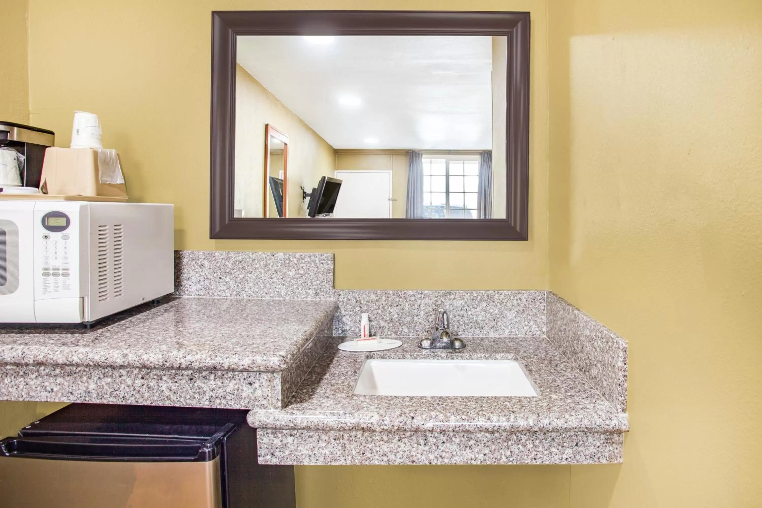 King Room with Mobility/Hearing Access - Non-Smoking in Super 8 by Wyndham Redlands/San Bernardino