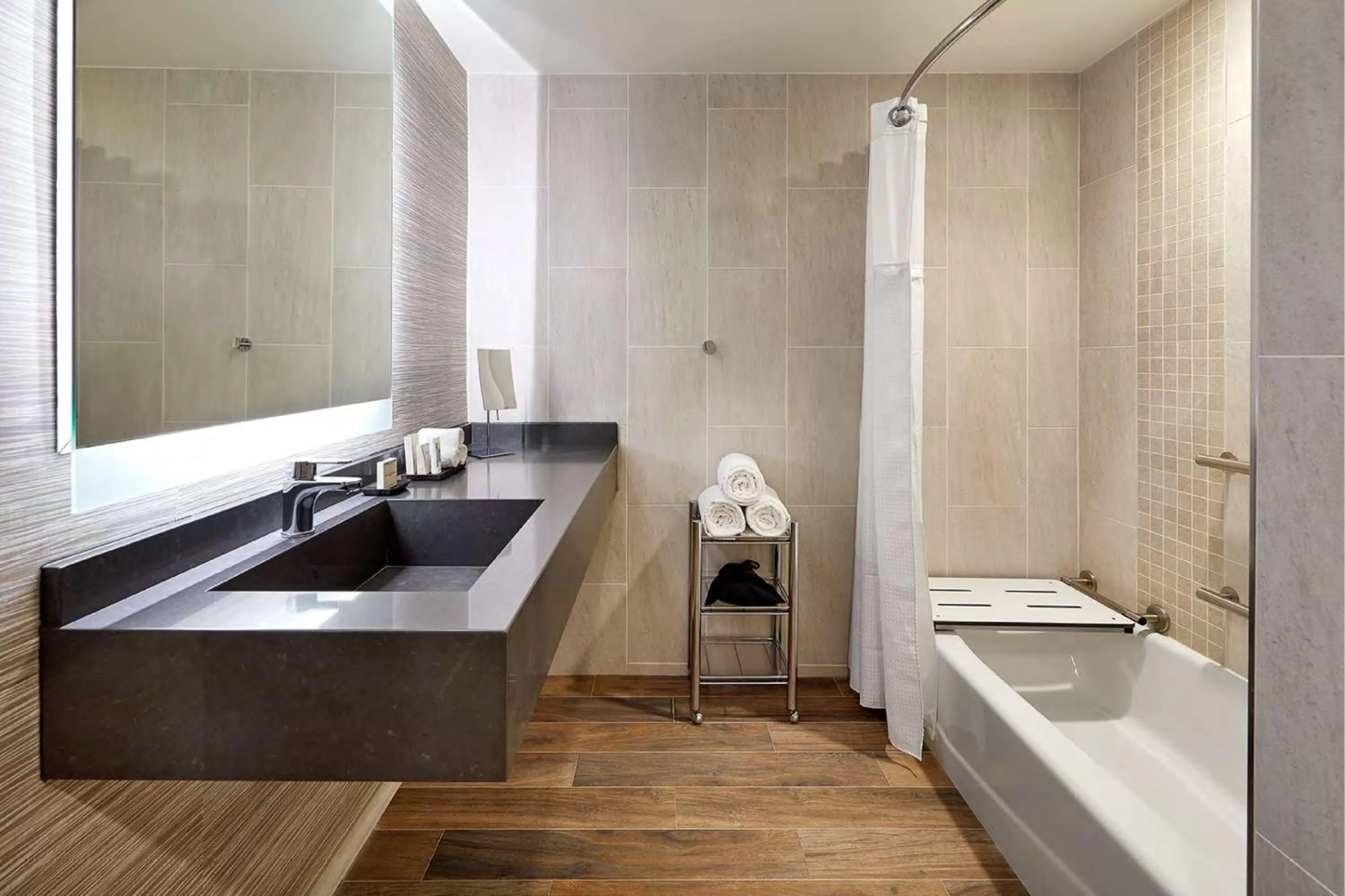 Queen Studio Suite - Disability Access in Hilton Pasadena