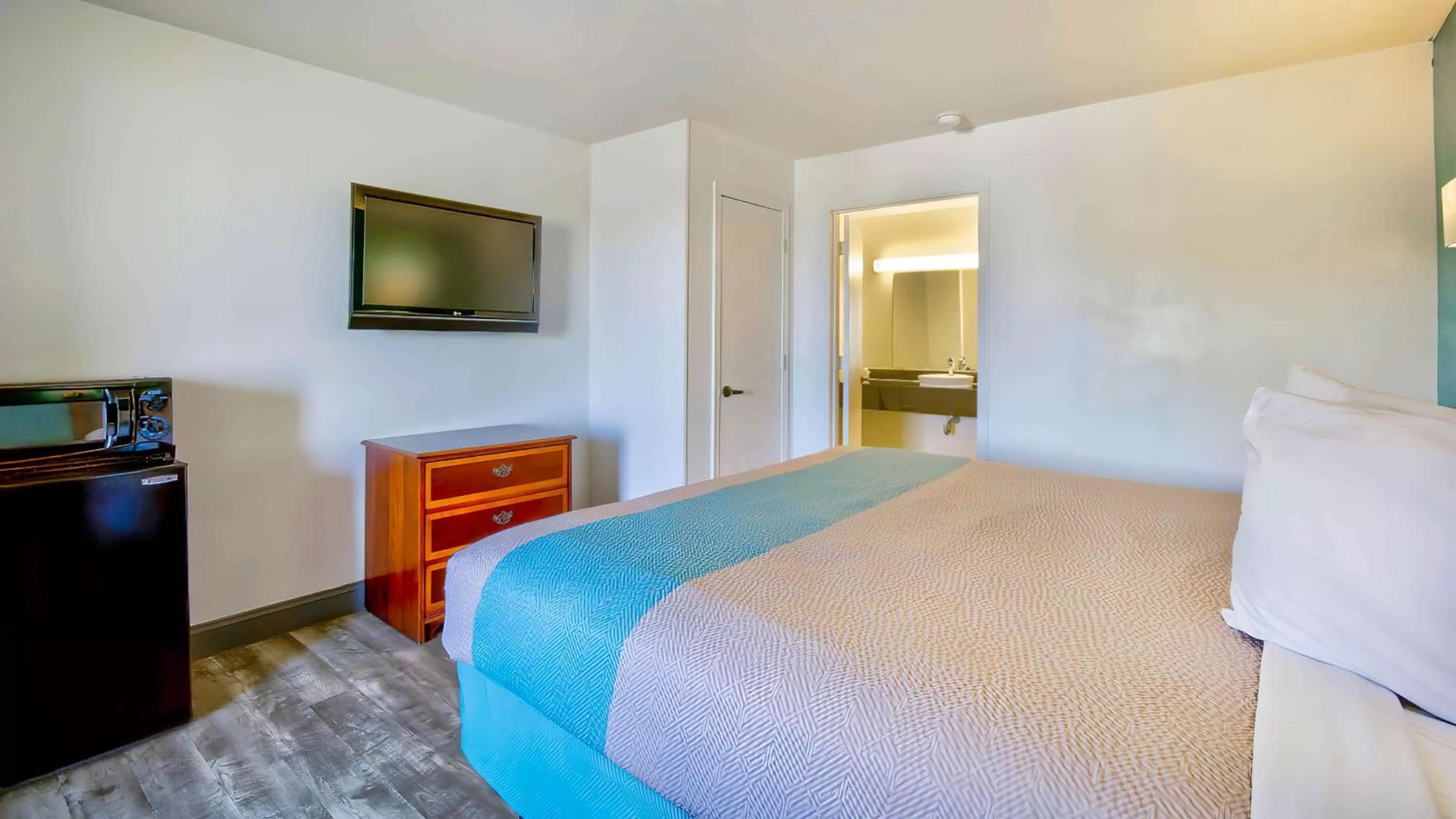 King Room - Disability Access - Non-Smoking in Motel 6-Grand Rivers, KY