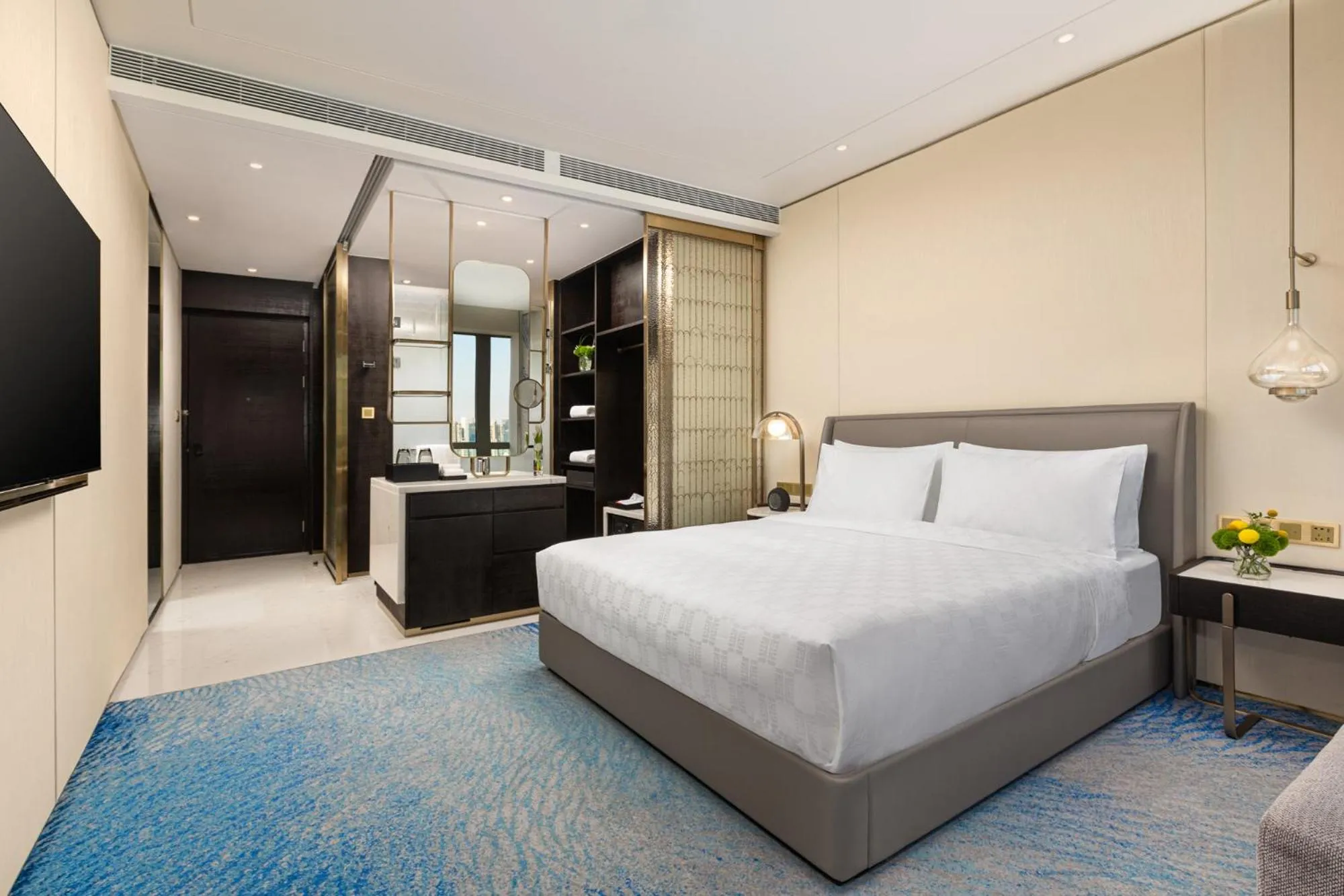 Standard King Room in HUALUXE Shanghai Changfeng Park by IHG